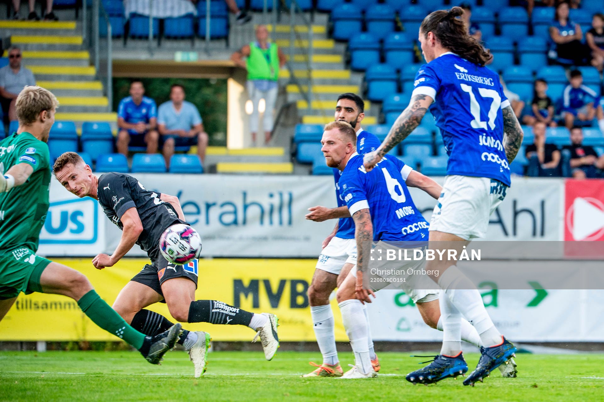 Halmstads Andreas Bengtsson på väg mot 0-2