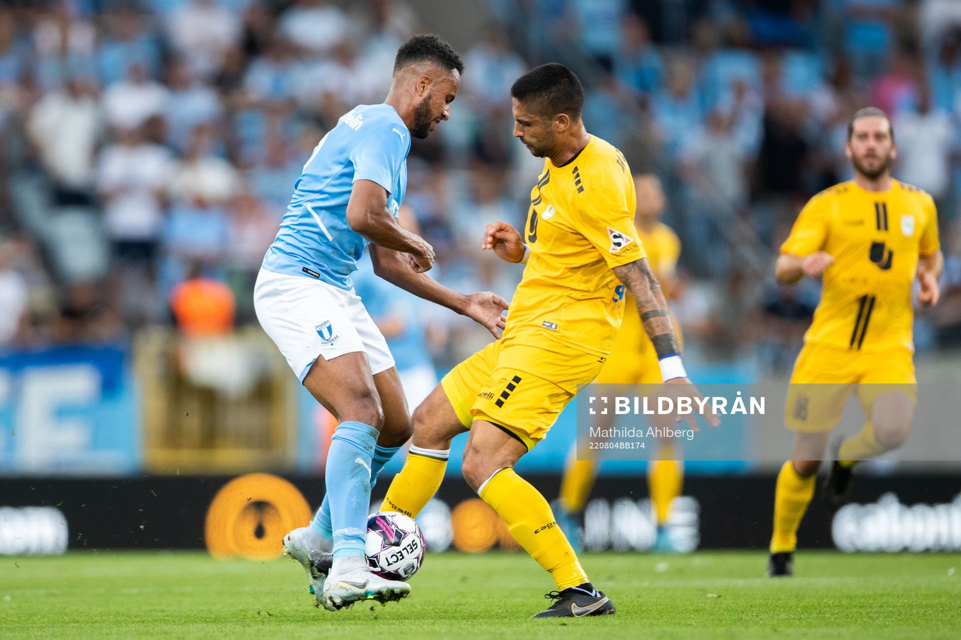 Isaac Kiese Thelin of Malmö FF and Manuel da Costa of Diddeleng during the UEFA Europa League qualification match between Malmö FF and Diddeleng on August 4, 2022 in Malmö.