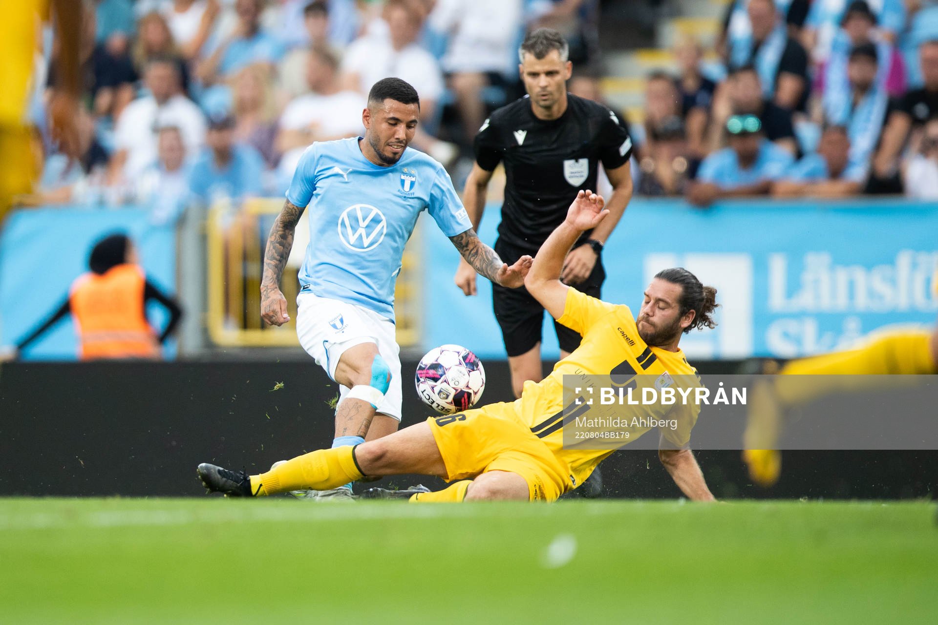Sergio Pena of Malmö FF and Charles Morren of Diddeleng during the UEFA Europa League qualification match between Malmö FF and Diddeleng on August 4, 2022 in Malmö.