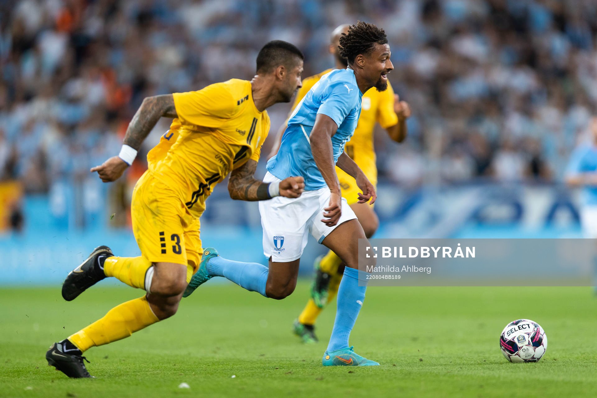 Manuel da Costa of Diddeleng and Joseph Ceesay of Malmö FF