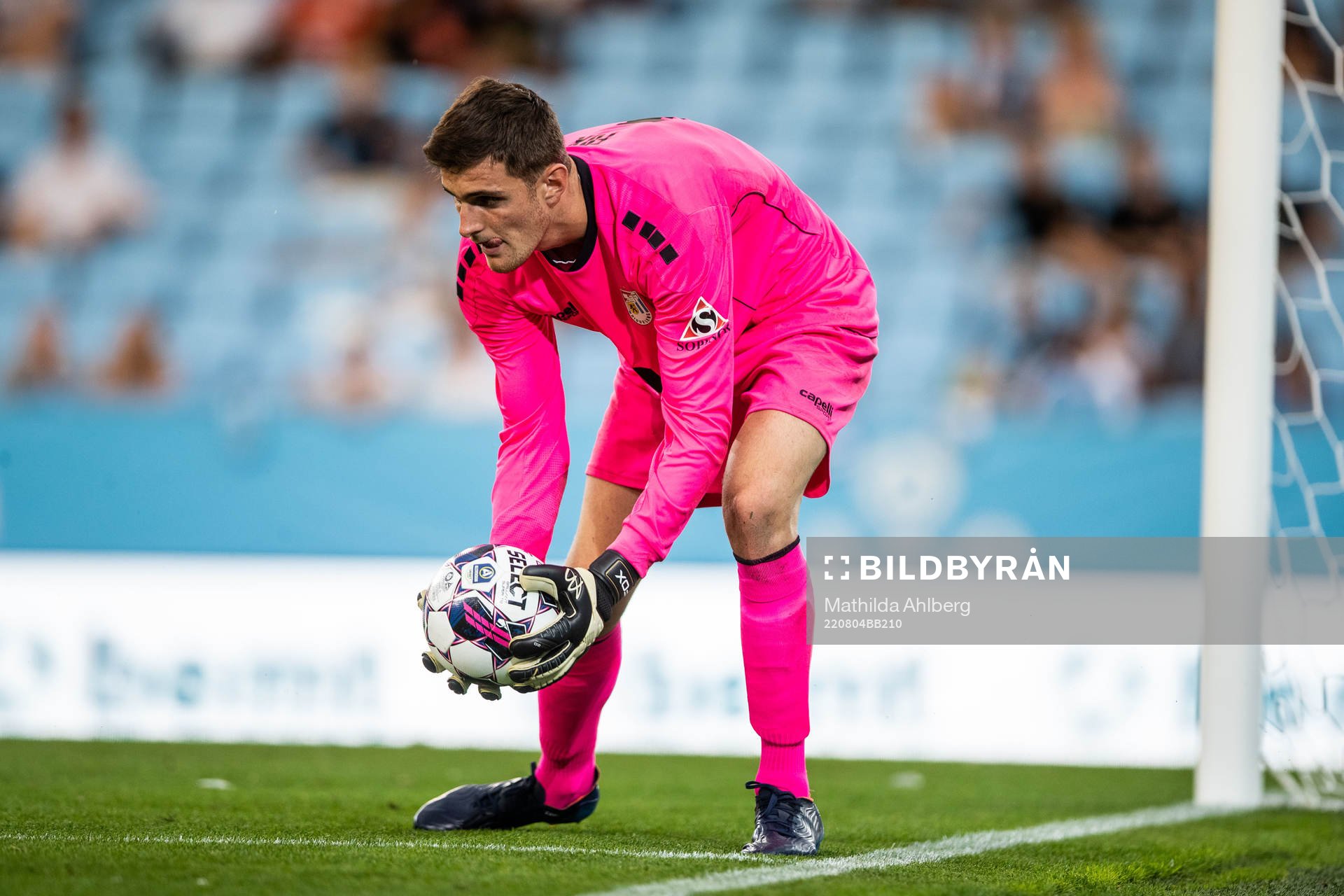 Goalkeeper Lucas Fox of Diddeleng