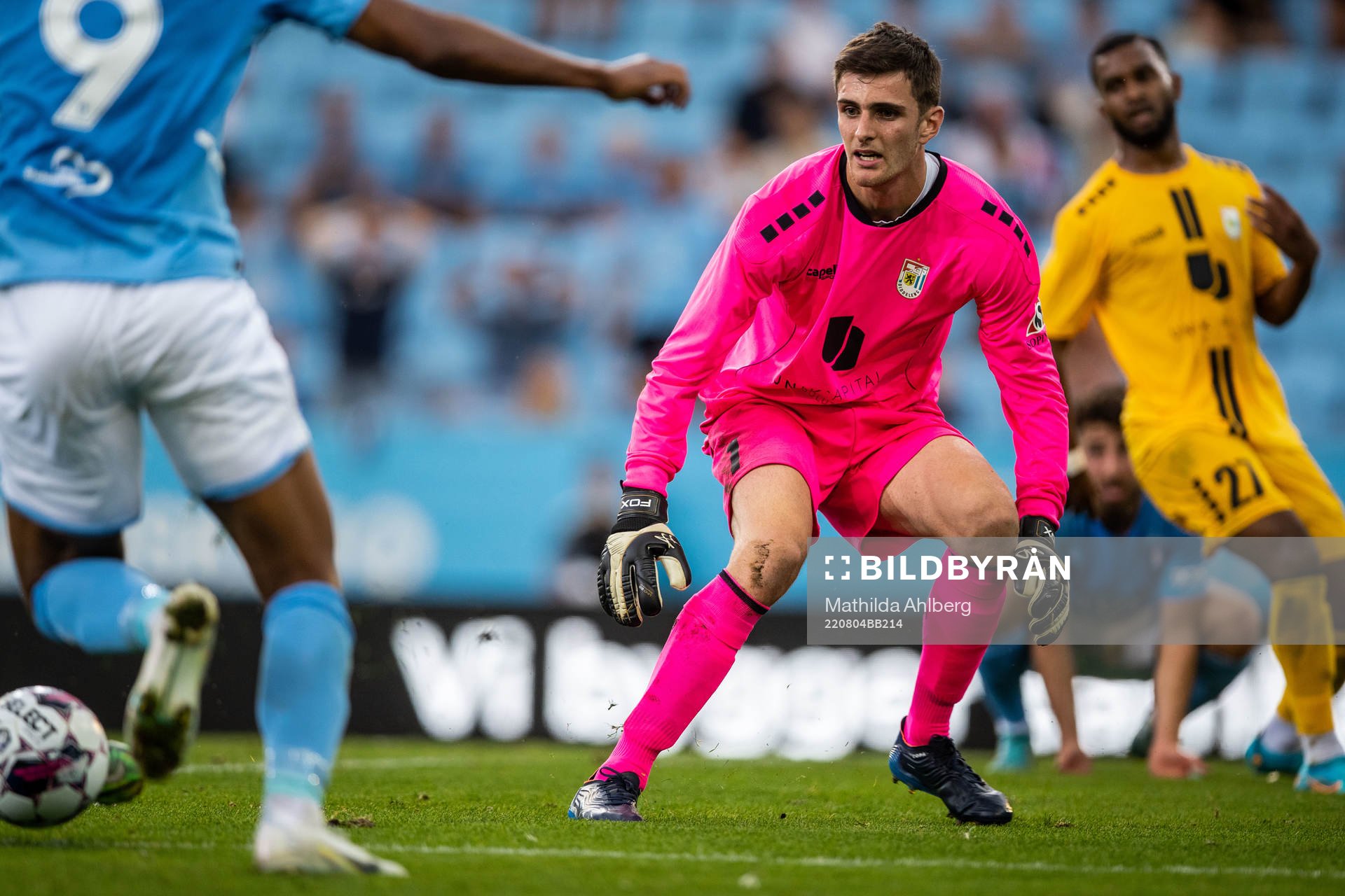 Goalkeeper Lucas Fox of Diddeleng