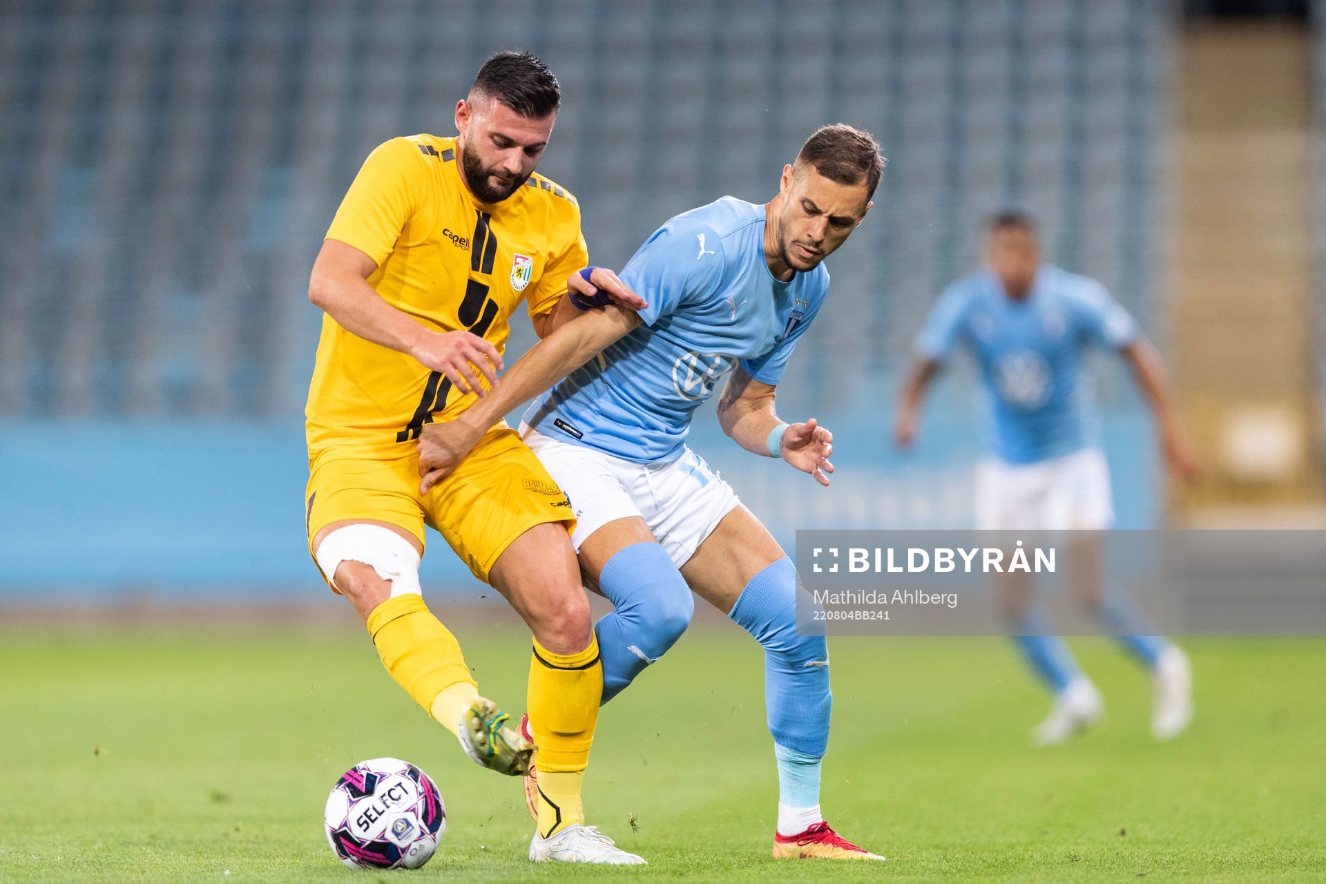 Eliot Gashi of Diddeleng and Veljko Birmancevic of Malmö FF