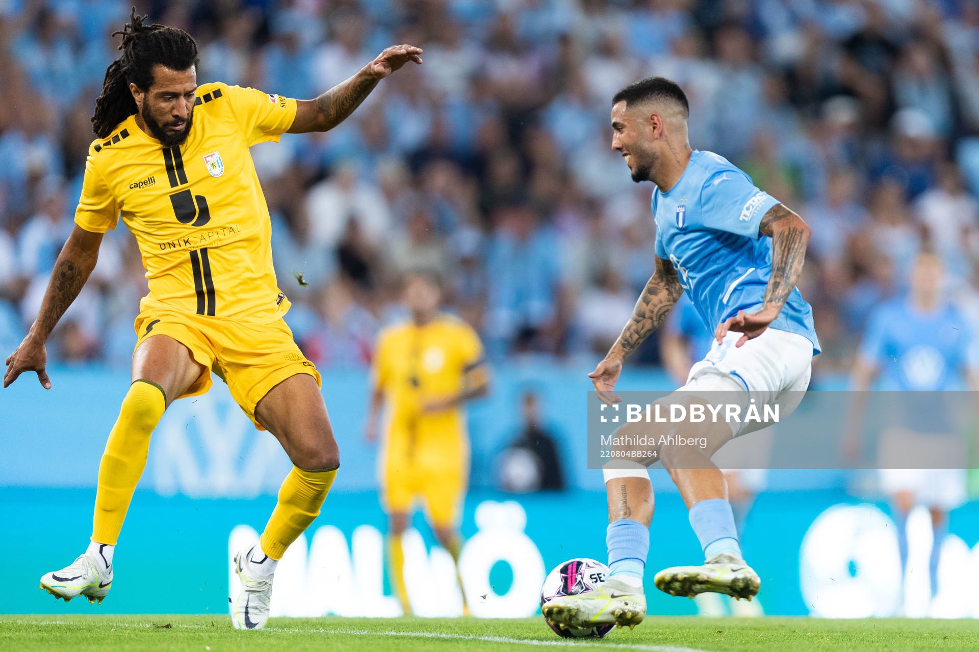 Melito Cruz of Diddeleng and Sergio Pena of Malmö FF
