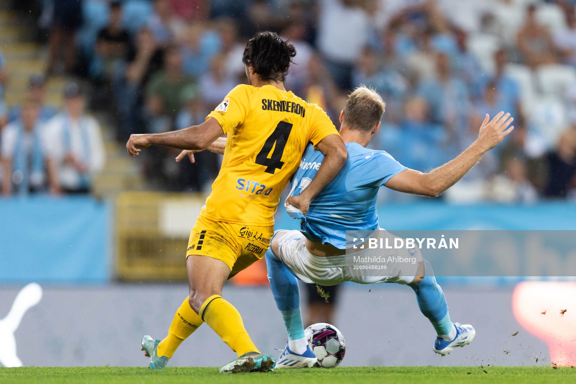 Aldin Skenderovic of Diddeleng and Ola Toivonen of Malmö FF