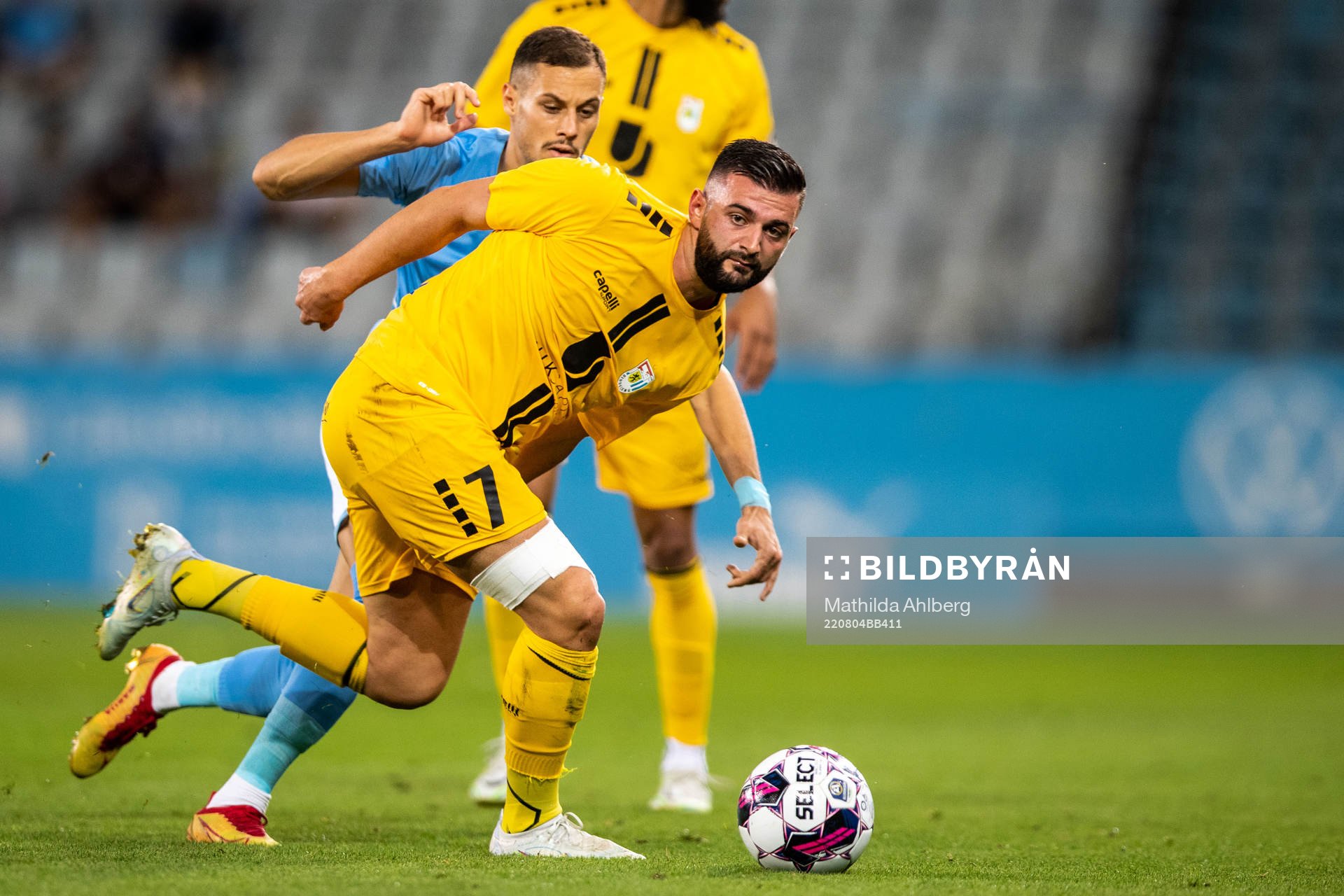 Veljko Birmancevic of Malmö FF and Eliot Gashi of Diddeleng