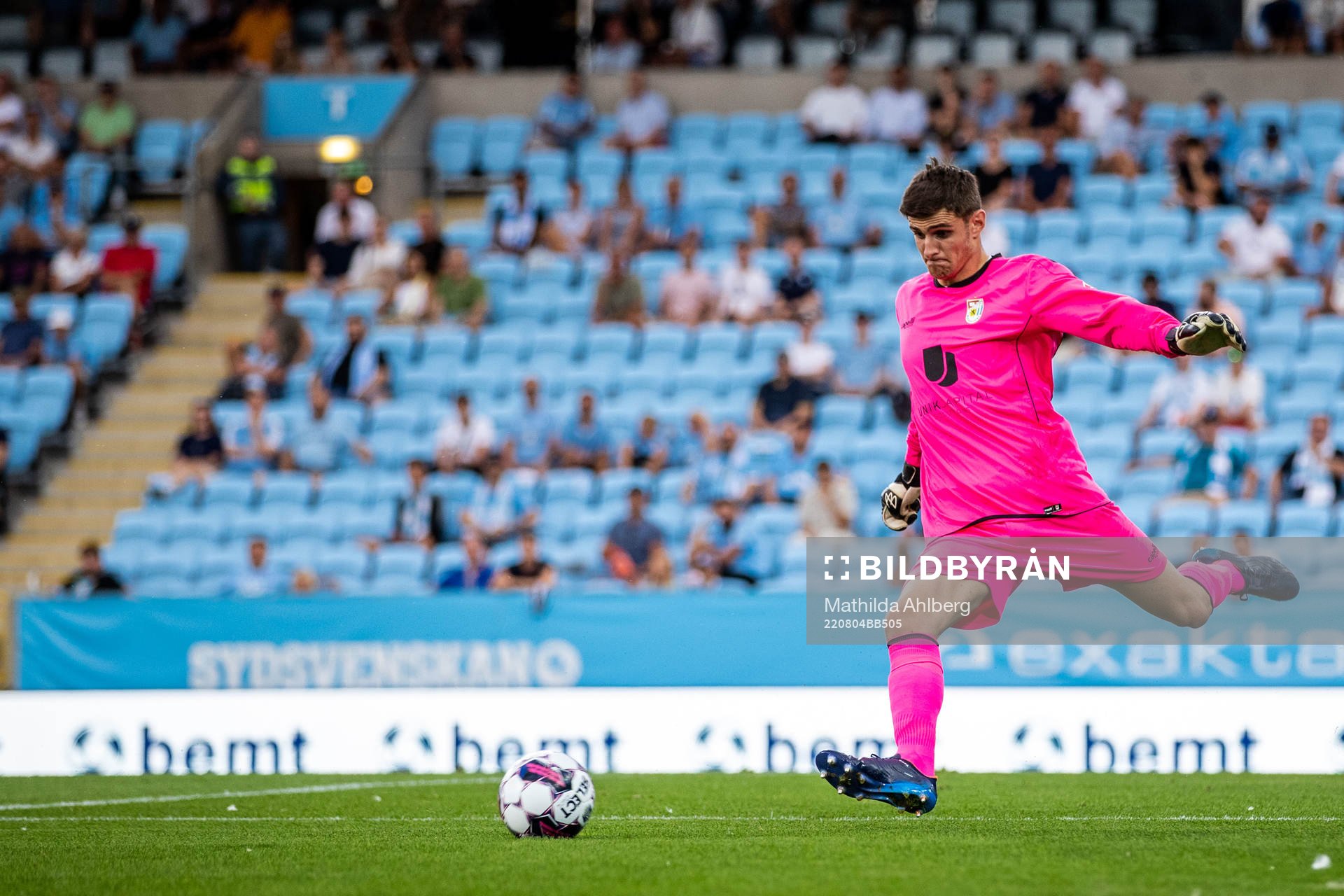 Goalkeeper Lucas Fox of Diddeleng