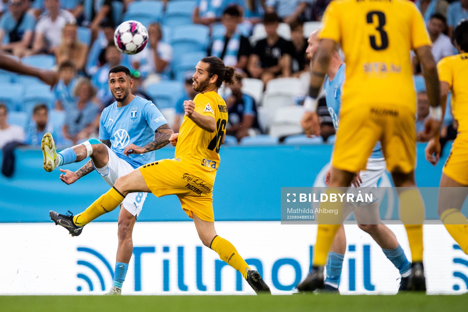 Sergio Pena of Malmö FF and Charles Morren of Diddeleng during the UEFA Europa League qualification match between Malmö FF and Diddeleng on August 4, 2022 in Malmö.
