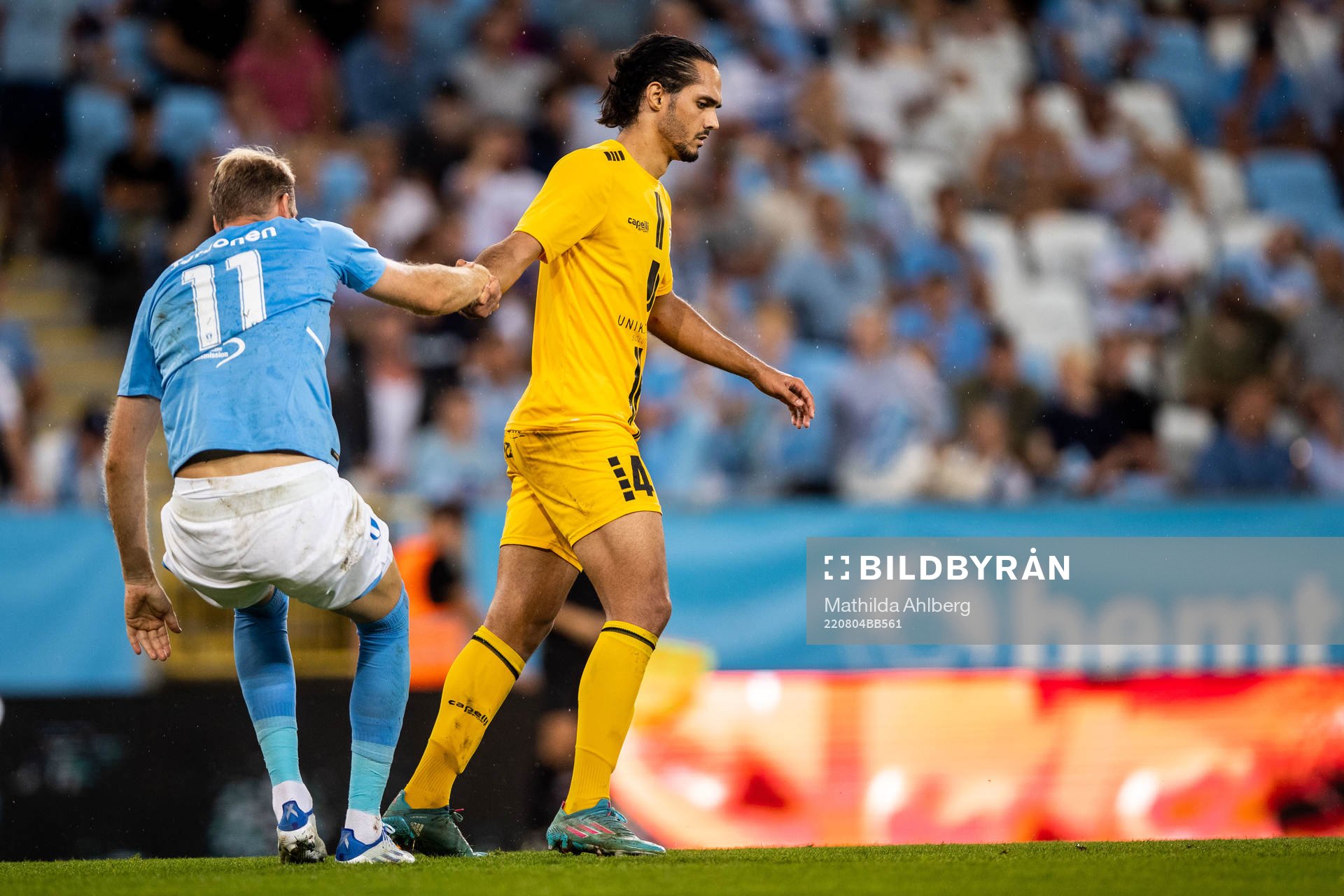 Ola Toivonen of Malmö FF and Francisco Junior of Diddeleng during the UEFA Europa League qualification match between Malmö FF and Diddeleng on August 4, 2022 in Malmö.