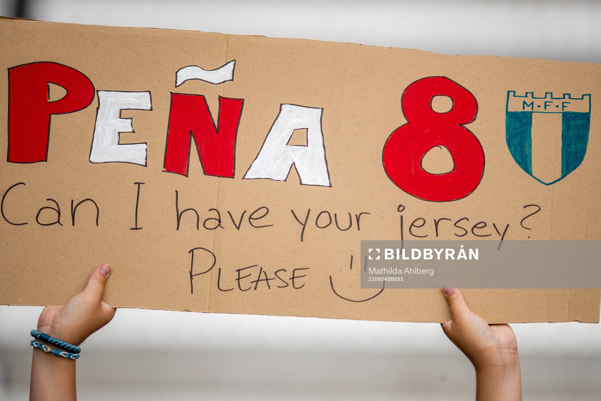 A fan with a sign askin Sergio Pena for his jersey ahead of the UEFA Europa League qualification match between Malmö FF and Diddeleng on August 4, 2022 in Malmö.