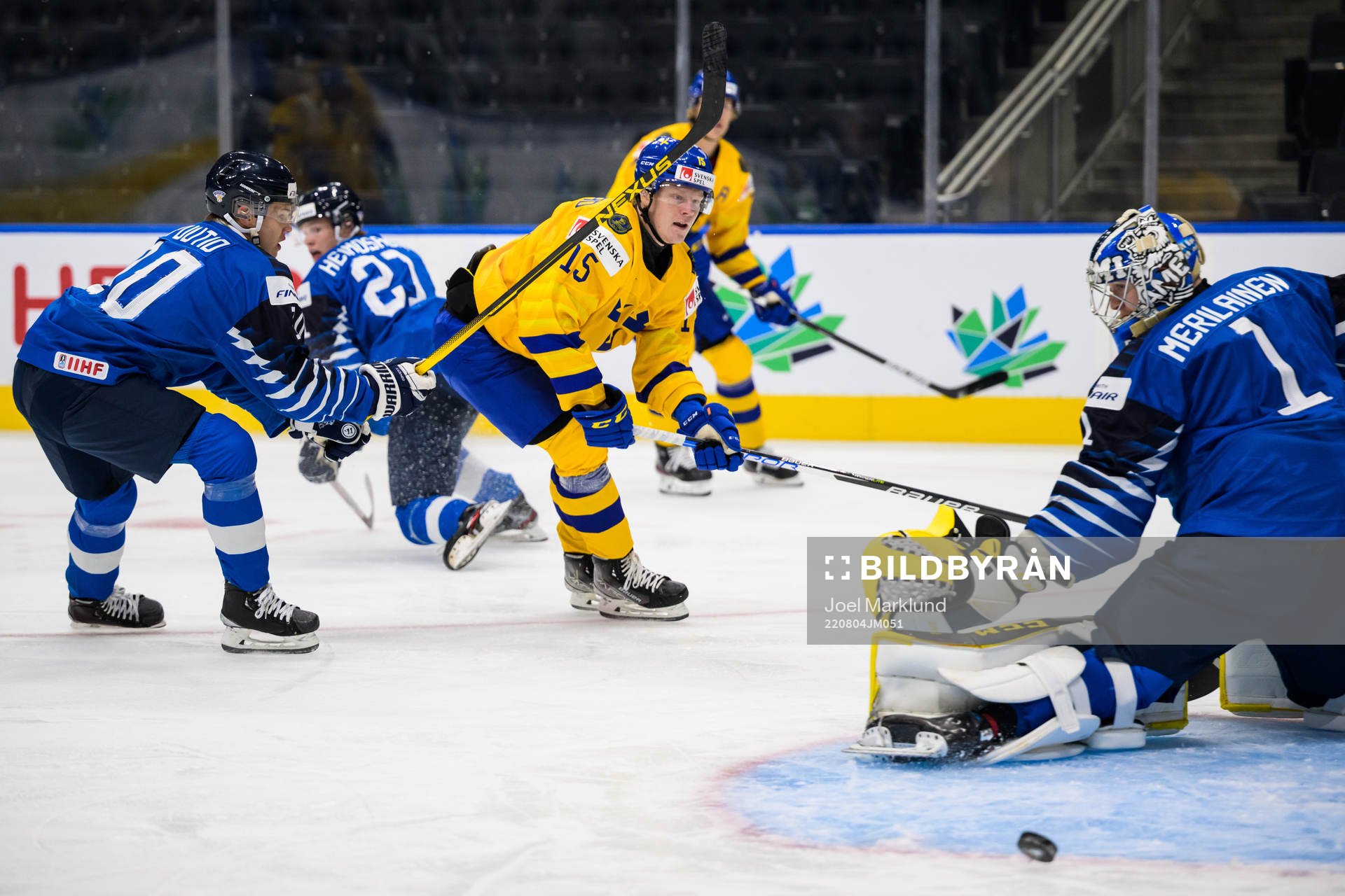 Samuel Helenius and goaltender Leevi Meriläinen of Finland
