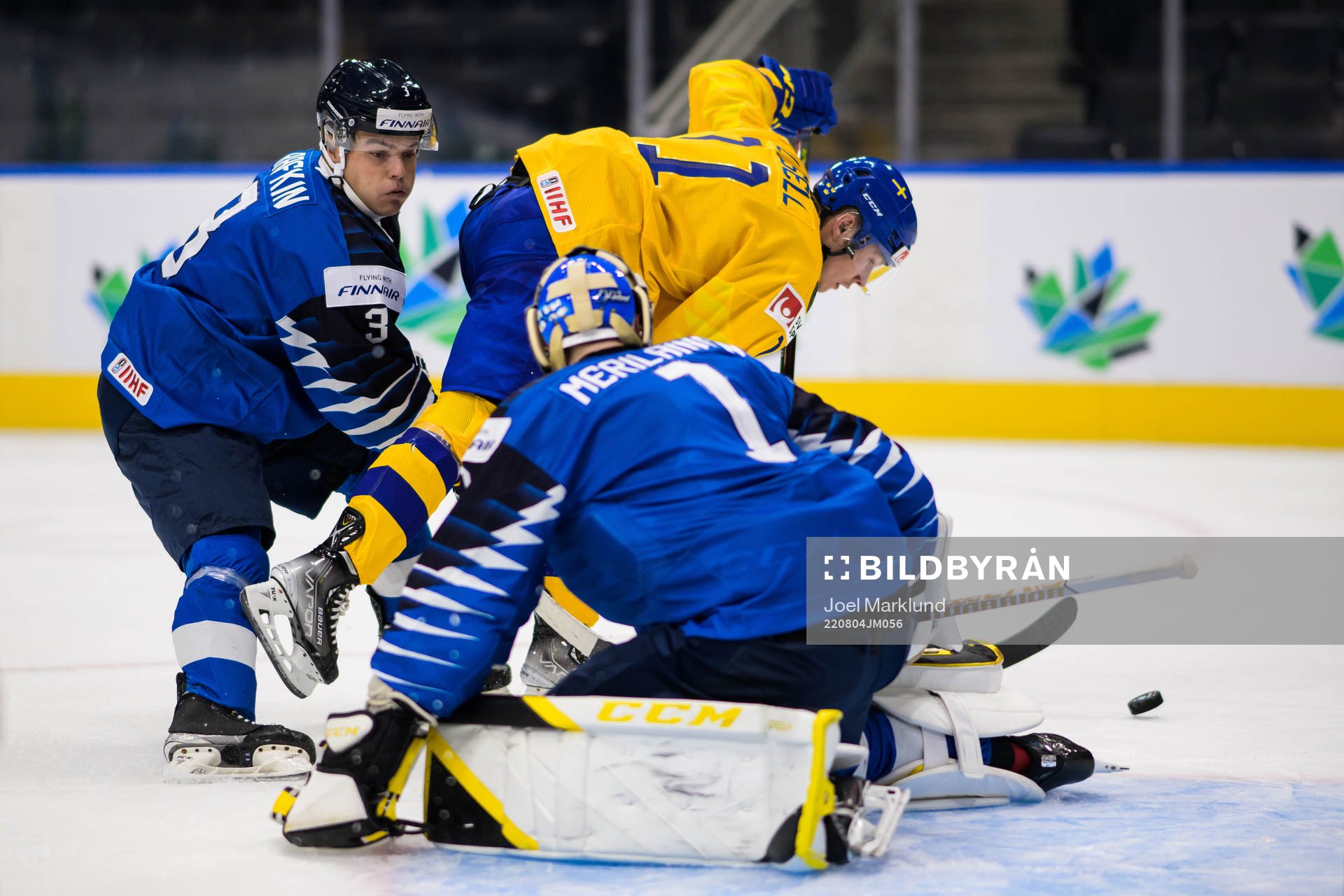 Rubin Rafkin and goaltender Leevi Meriläinen of Finland