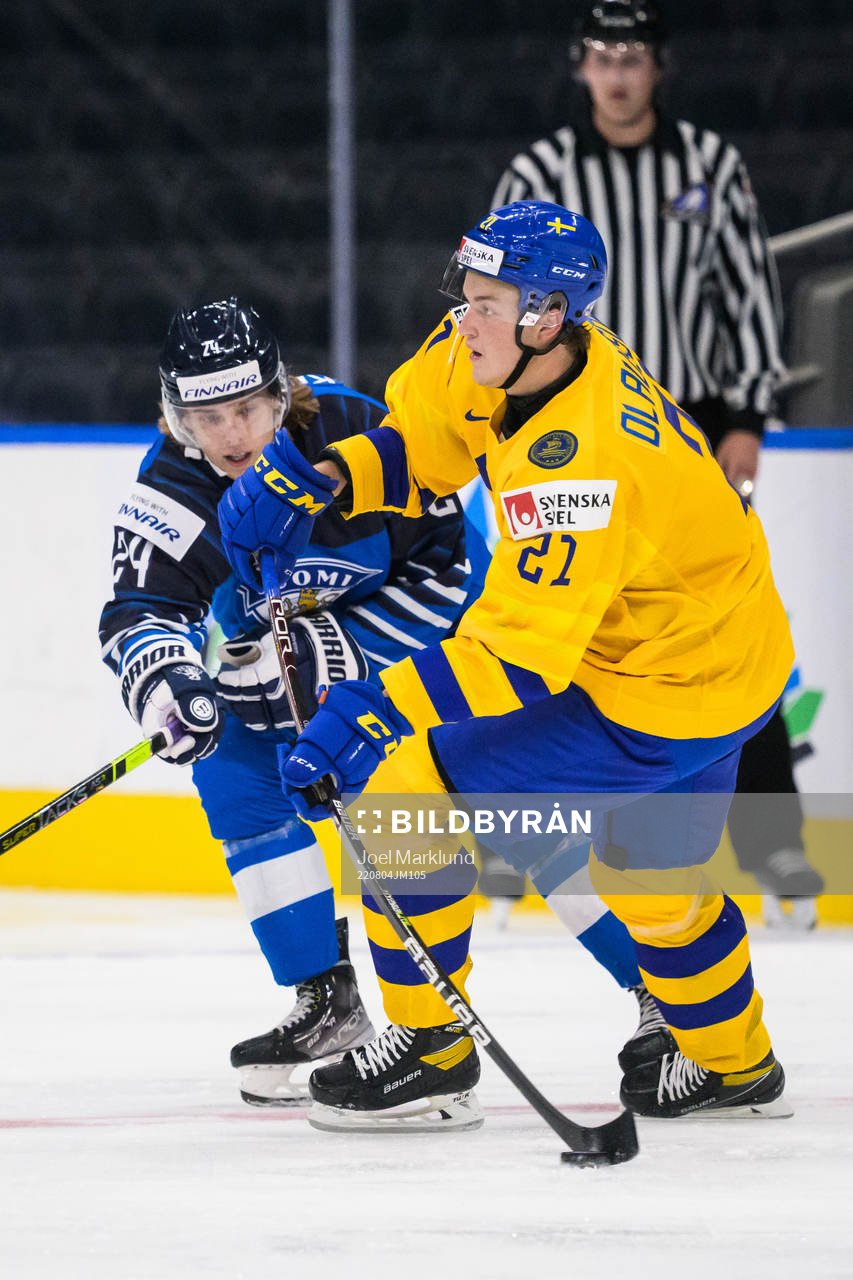 Ville Koivunen of Finland and Oskar Olausson of Sweden