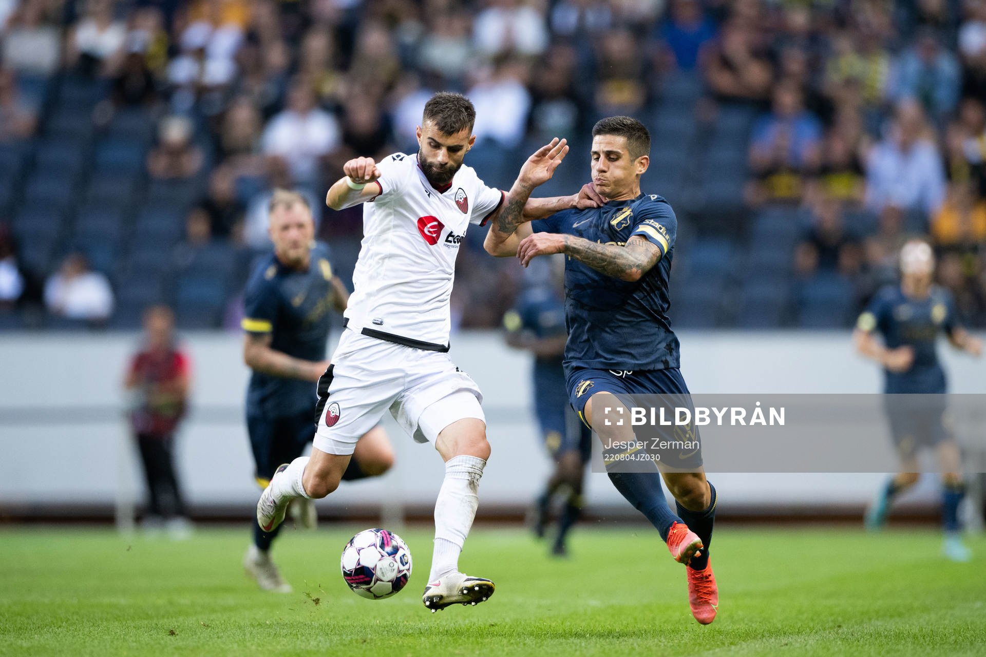 Egzon Bejtullai of FK Shkendija and Nicolas Stefanelli of