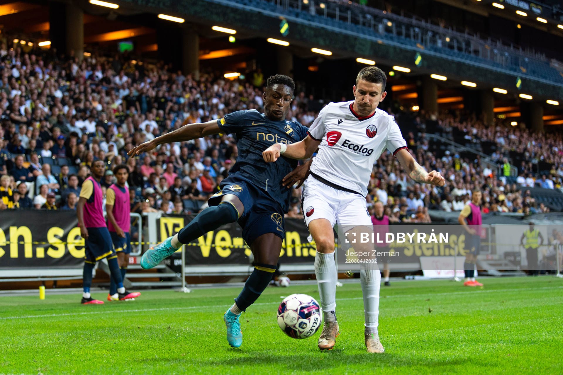 Josafat Mendes of AIK and Ljupco Doriev of FK Shkendija