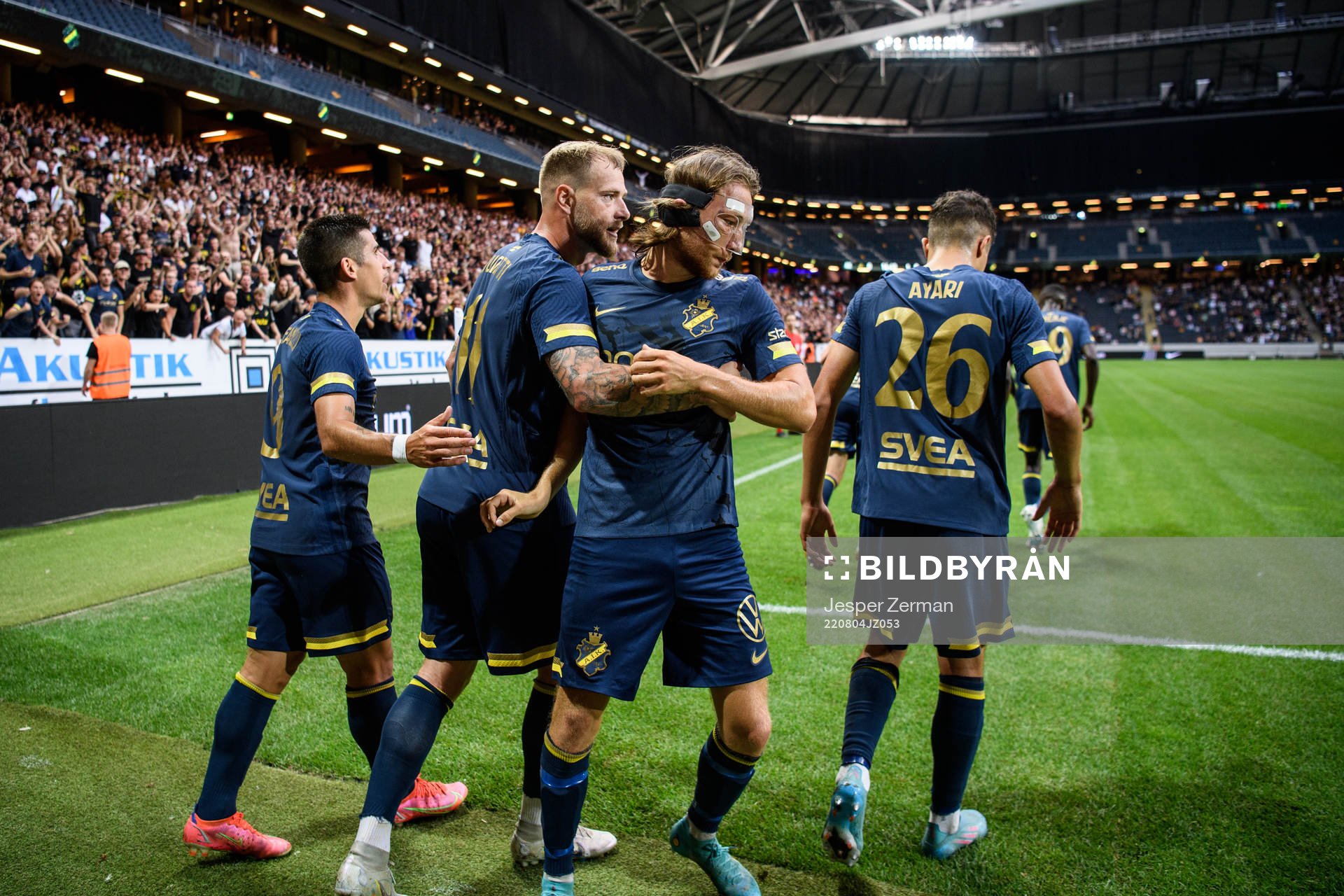 John Guidetti of AIK celebrate with teammates