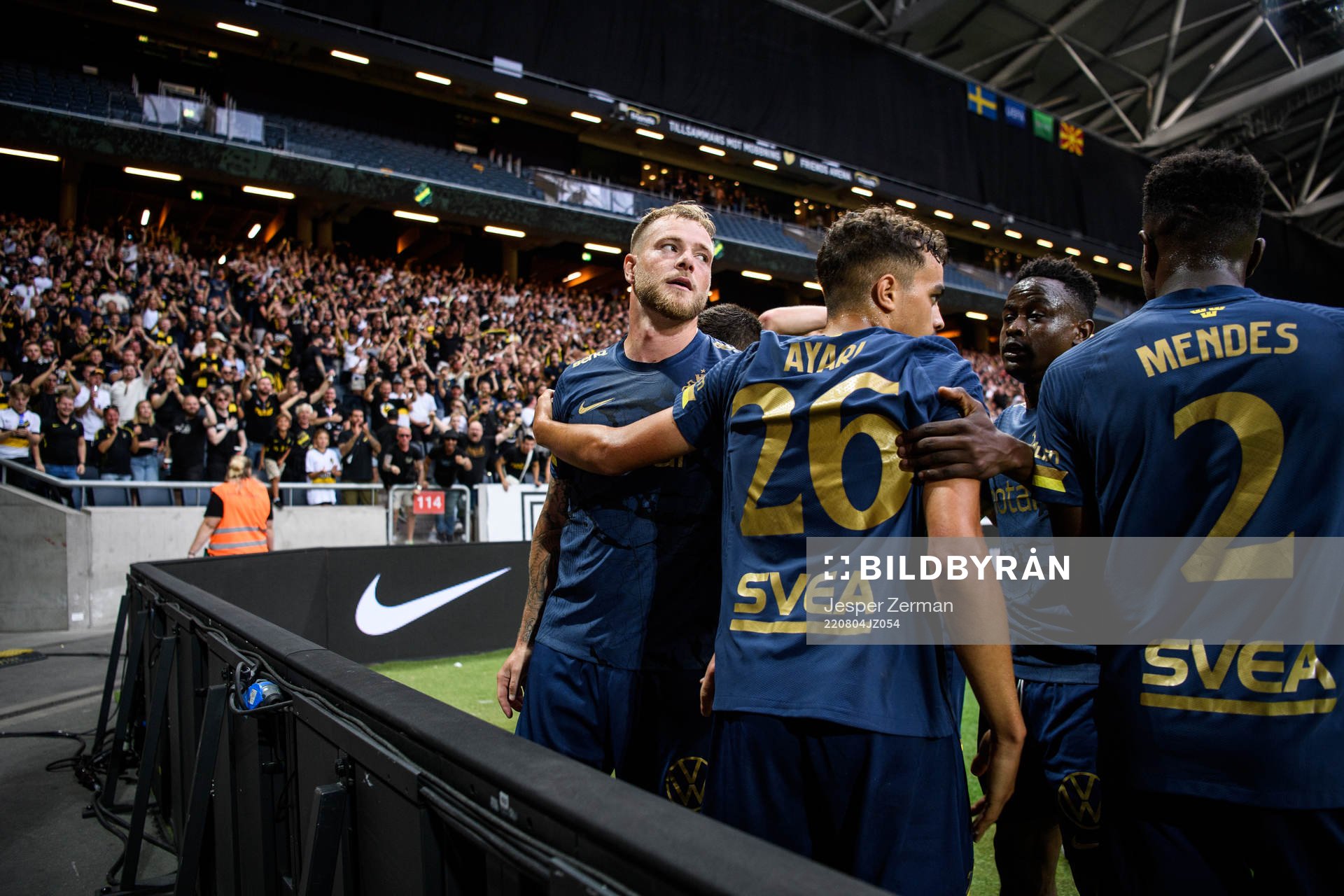 John Guidetti of AIK celebrate with teammates
