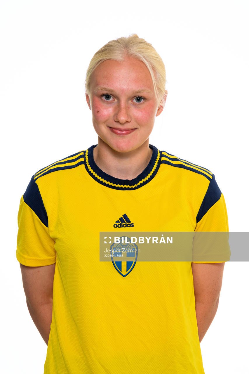 Lovisa Brogren poserar för ett porträtt under en fotografering med det svenska F17-landslaget i fotboll den 4 augusti 2022 i Stockholm. 