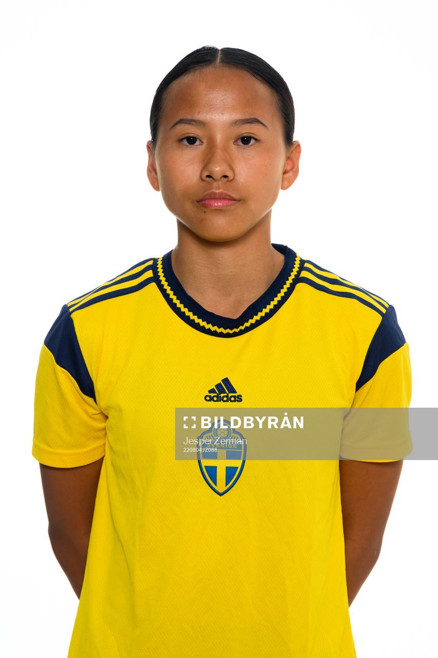 Amanda Sundström poserar för ett porträtt under en fotografering med det svenska F17-landslaget i fotboll den 4 augusti 2022 i Stockholm. 