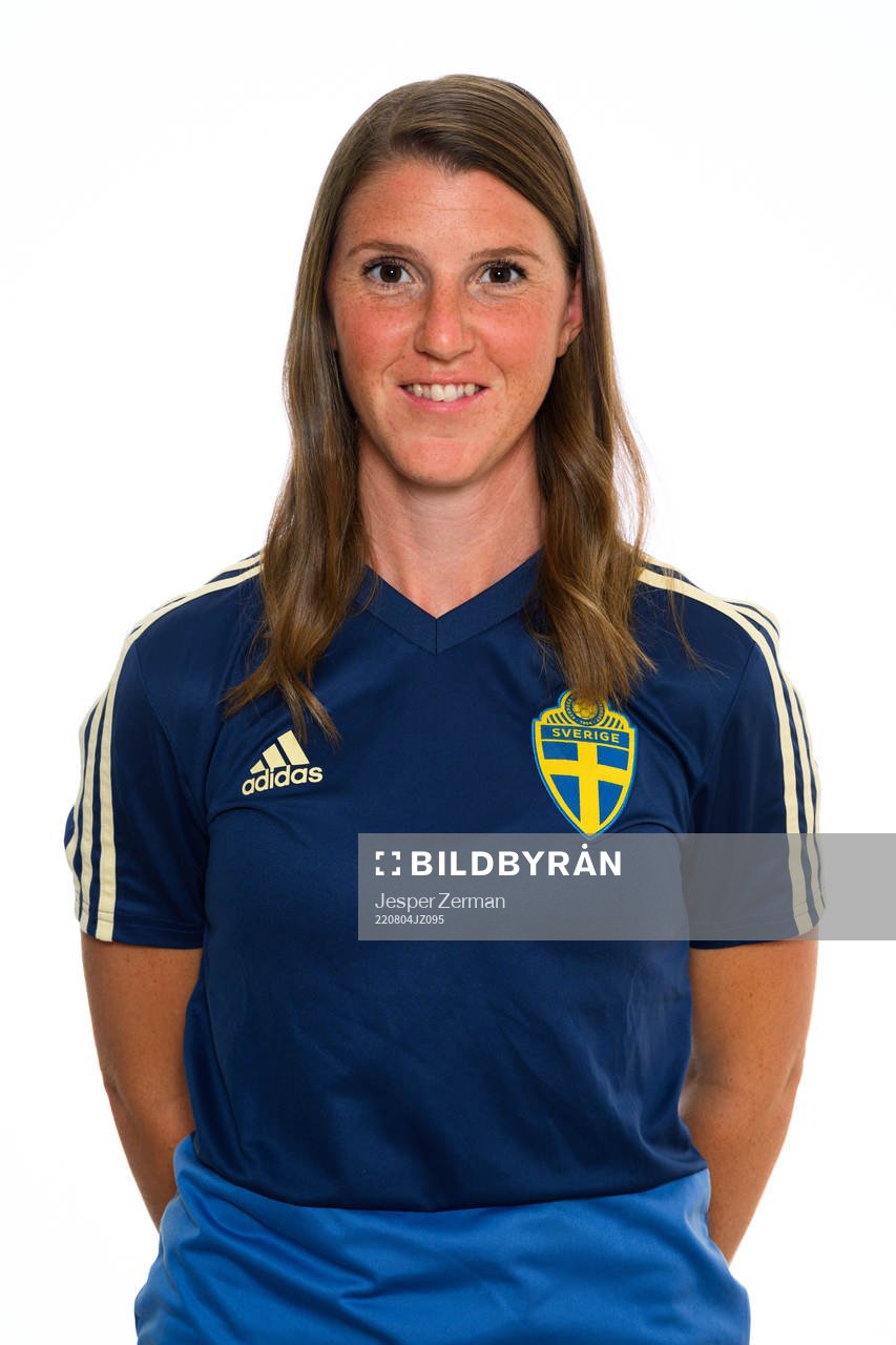 Anna Kellermalm Fallby, Sjukgymnast, poserar för ett porträtt under en fotografering med det svenska F17-landslaget i fotboll den 4 augusti 2022 i Stockholm.