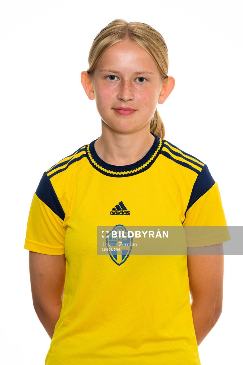 Thelma Gustavsson poserar för ett porträtt under en fotografering med det svenska F17-landslaget i fotboll den 4 augusti 2022 i Stockholm. 