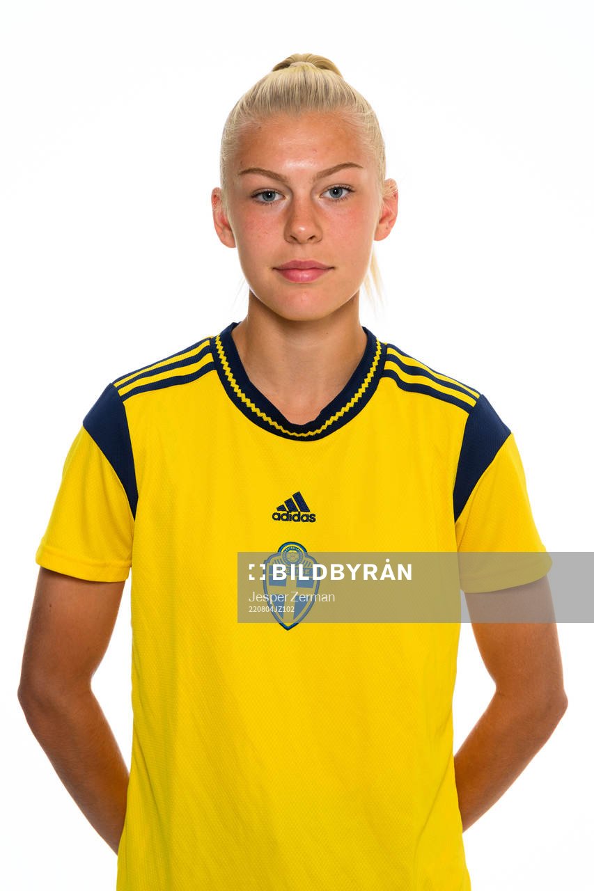 Matilda Larsson poserar för ett porträtt under en fotografering med det svenska F17-landslaget i fotboll den 4 augusti 2022 i Stockholm. 