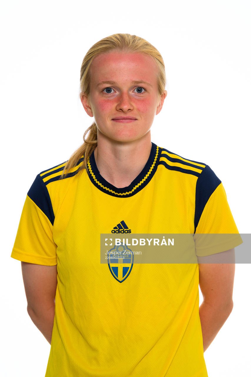 Ebba Lilliehöök poserar för ett porträtt under en fotografering med det svenska F17-landslaget i fotboll den 4 augusti 2022 i Stockholm. 