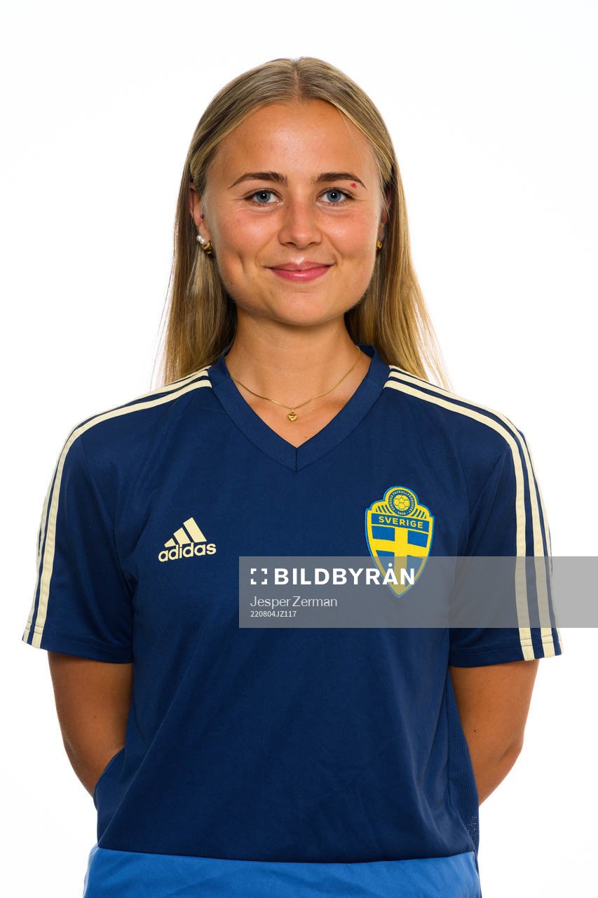 Natalie Eriksson, fystränare, poserar för ett porträtt under en fotografering med det svenska F17-landslaget i fotboll den 4 augusti 2022 i Stockholm. 