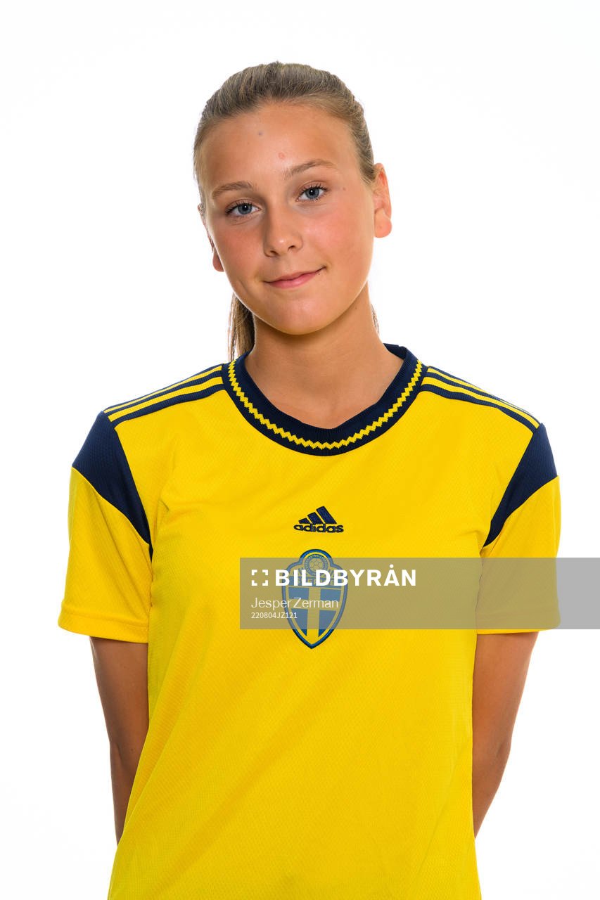 Wilma Lantz poserar för ett porträtt under en fotografering med det svenska F17-landslaget i fotboll den 4 augusti 2022 i Stockholm. 
