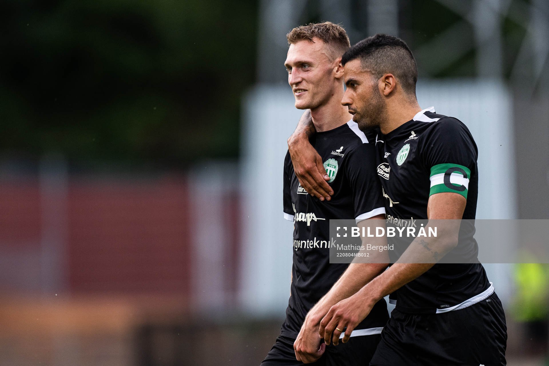 Västerås SKs Viktor Granath jublar med Pedro Ribeiro