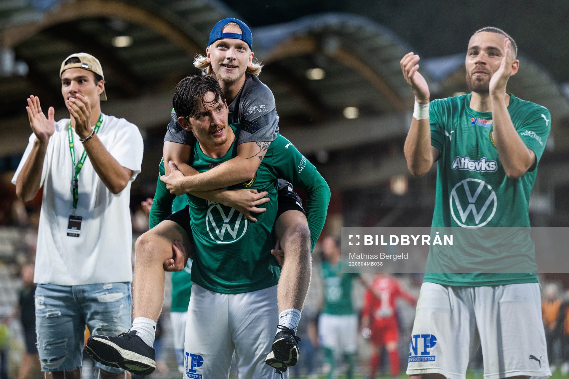 Jönköpings Södras Robin Book och Malkolm Moenza jublar