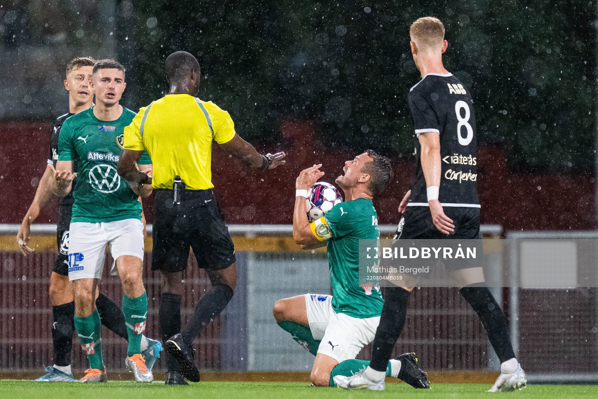 Jönköpings Södras Fredric Fendrich reagerar mot domare Fredrik Oppong under fotbollsmatchen i Superettan mellan Jönköpings Södra och Västerås SK den 4 augusti 2022 i Jönköping.
