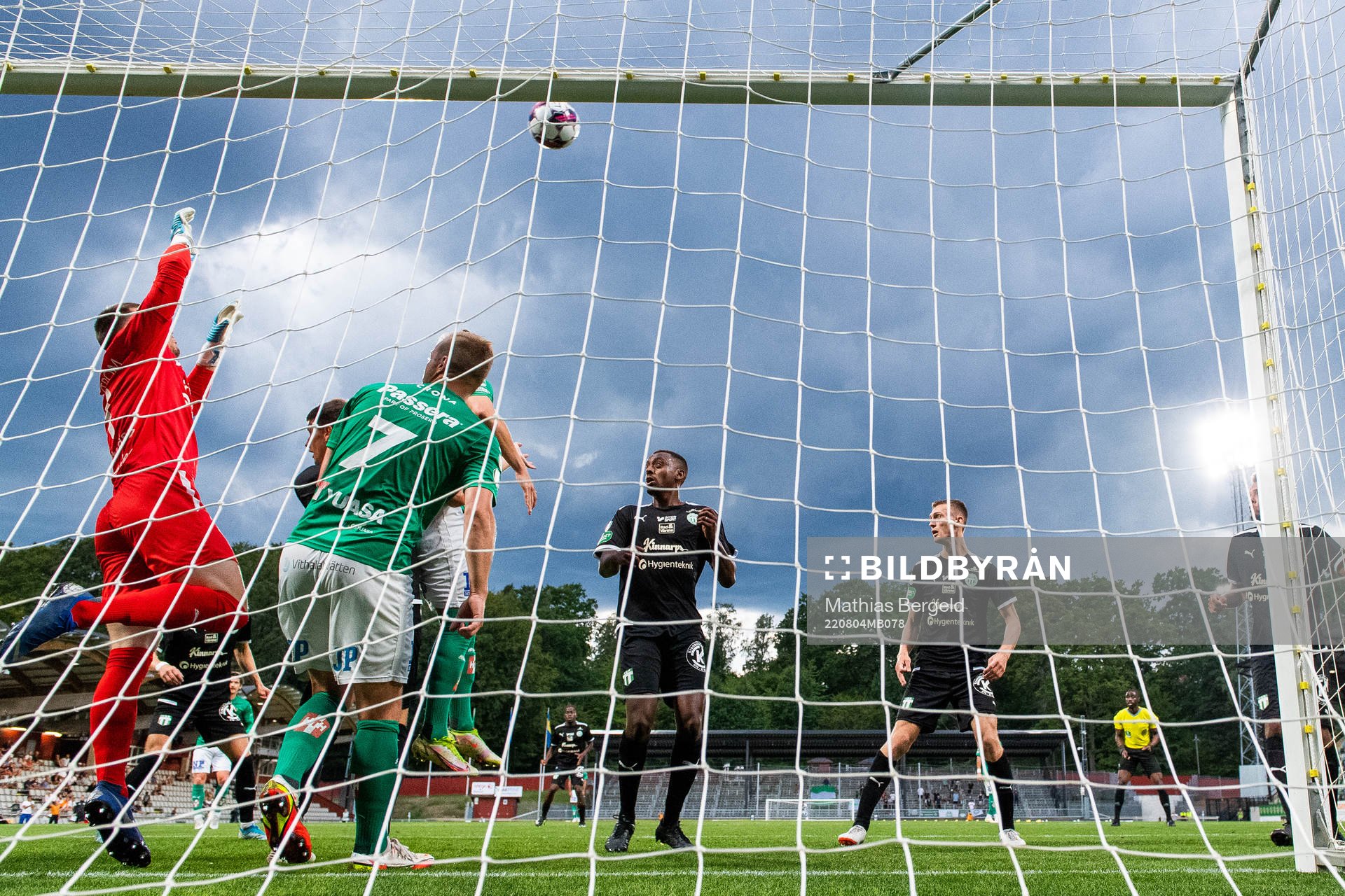Västerås SKs målvakt Anton Fagerström i kamp med Jönköpings Södras Sebastian Crona under fotbollsmatchen i Superettan mellan Jönköpings Södra och Västerås SK den 4 augusti 2022 i Jönköping.