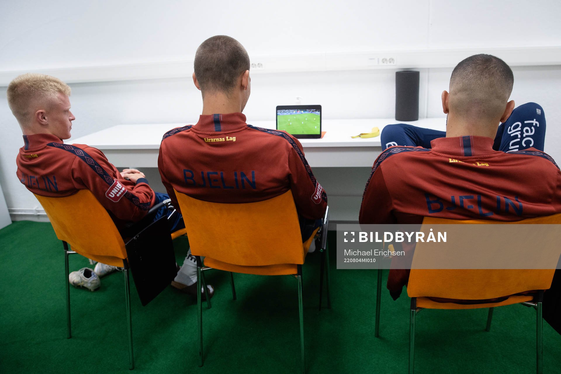 Örgrytes Olle Johansson, Arvid Brorsson och målvakt Sixten Mohlin i väntan på besked om försenad avsparkstid efter regnoväder innan fotbollsmatchen i Superettan mellan Örgryte och AFC Eskilstuna den 4 augusti 2022 i Göteborg.