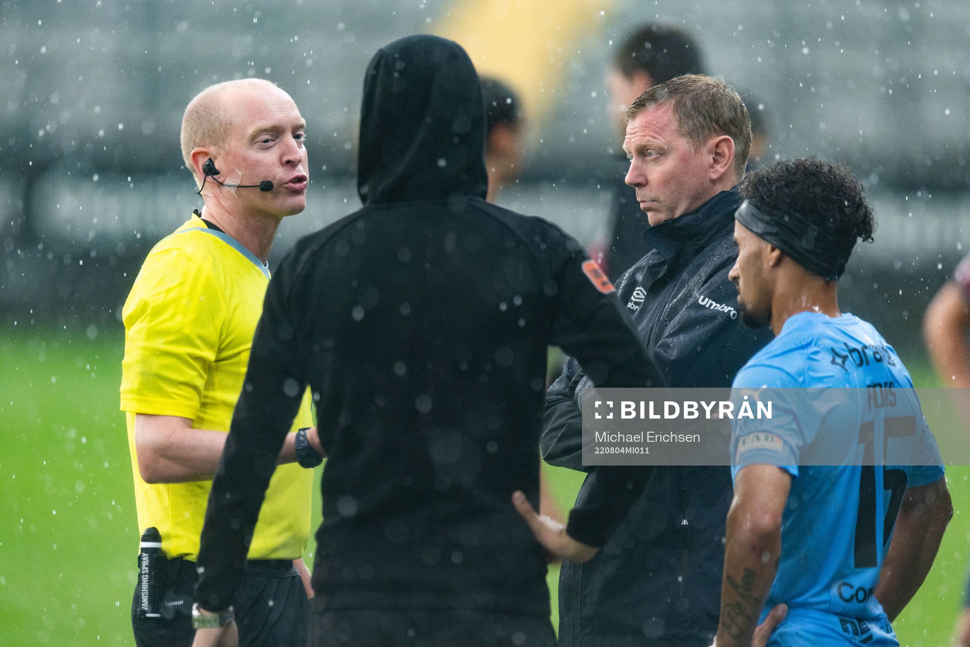 domare Per Melin i diskussion med huvudtränare Brynjar Gunnarsson och tränare Jawad Al Jebouri under fotbollsmatchen i Superettan mellan Örgryte och AFC Eskilstuna den 4 augusti 2022 i Göteborg.