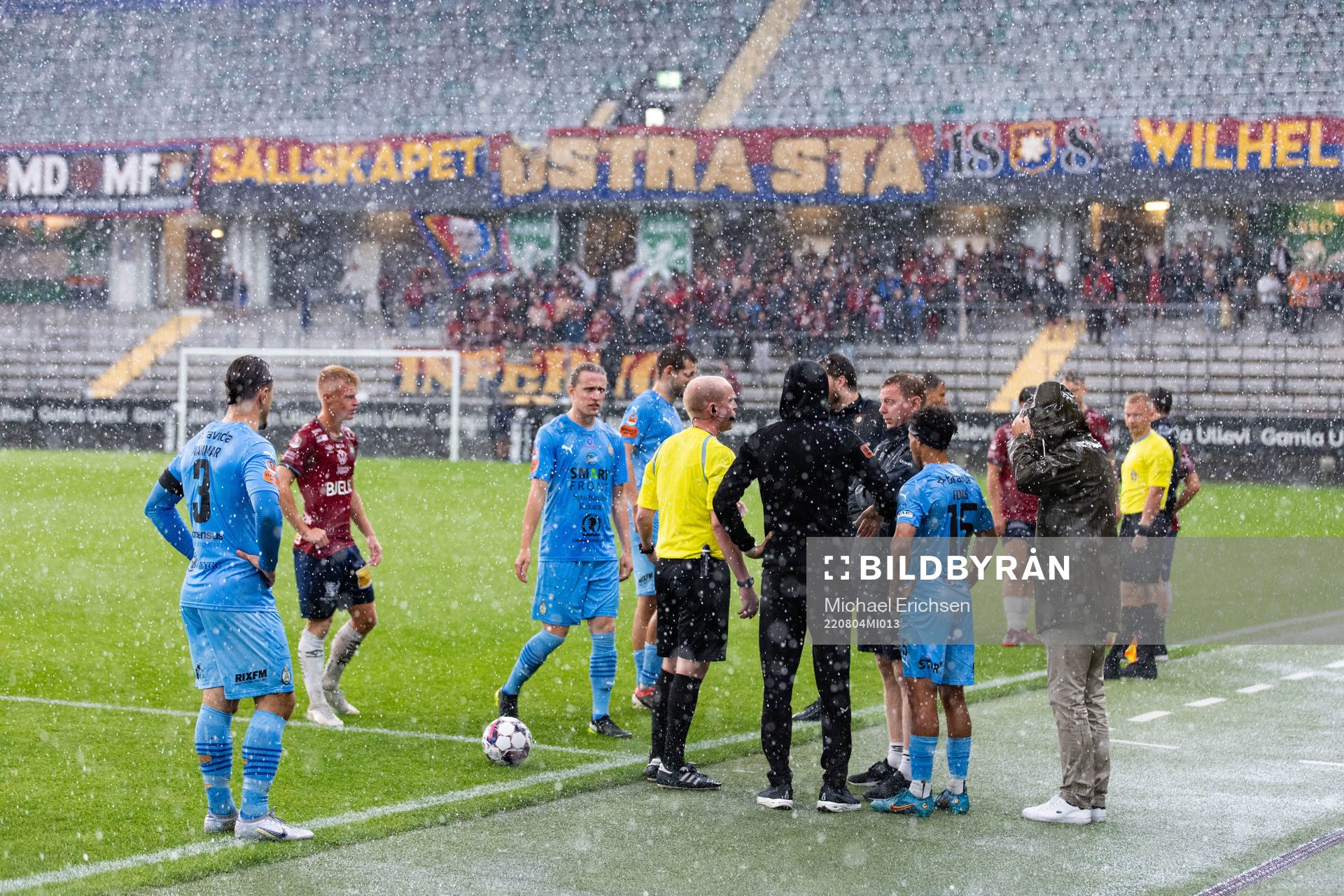 Domare Per Melin i samtal med huvudtränare Brynjar