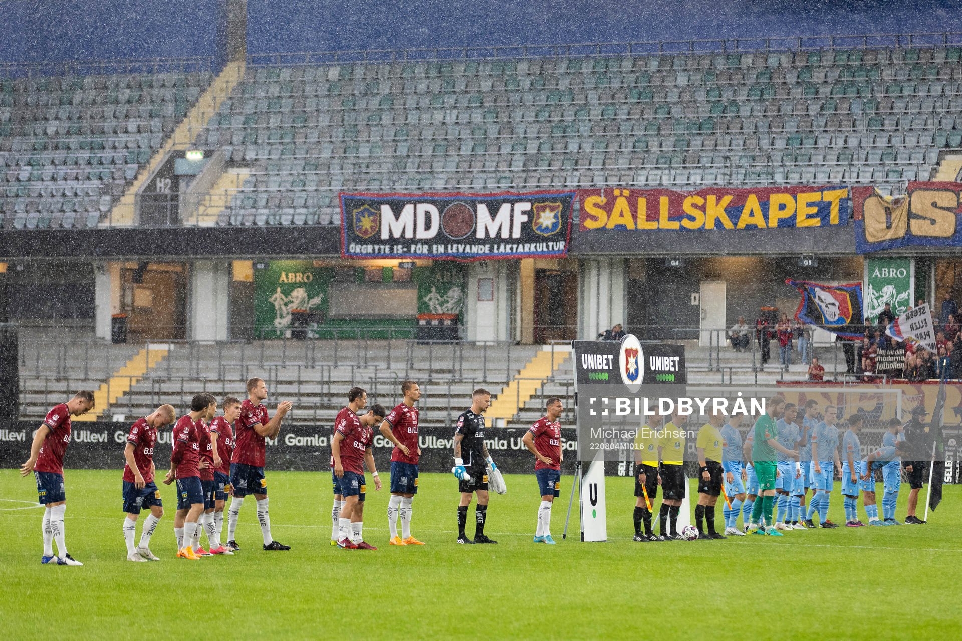 Lagen på line up innan fotbollsmatchen i Superettan mellan