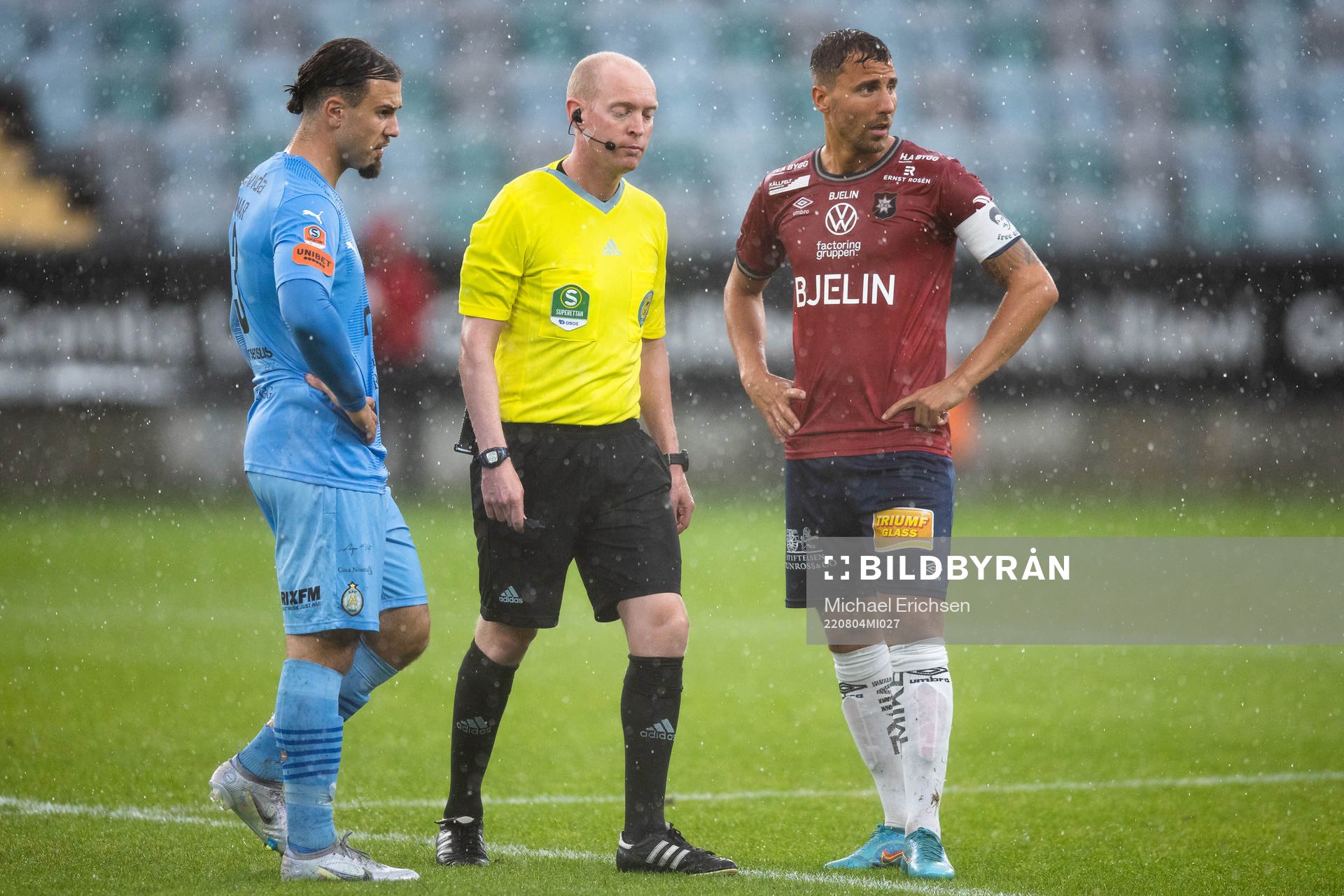 Domare Per Melin i samspråk med AFC Eskilstunas lagkapten Abdelkarim Mammar Chaouche och Örgrytes lagkapten Jonathan Azulay efter att ha blåst av fotbollsmatchen pga regnet i Superettan mellan Örgryte och AFC Eskilstuna den 4 augusti 2022 i Göteborg.