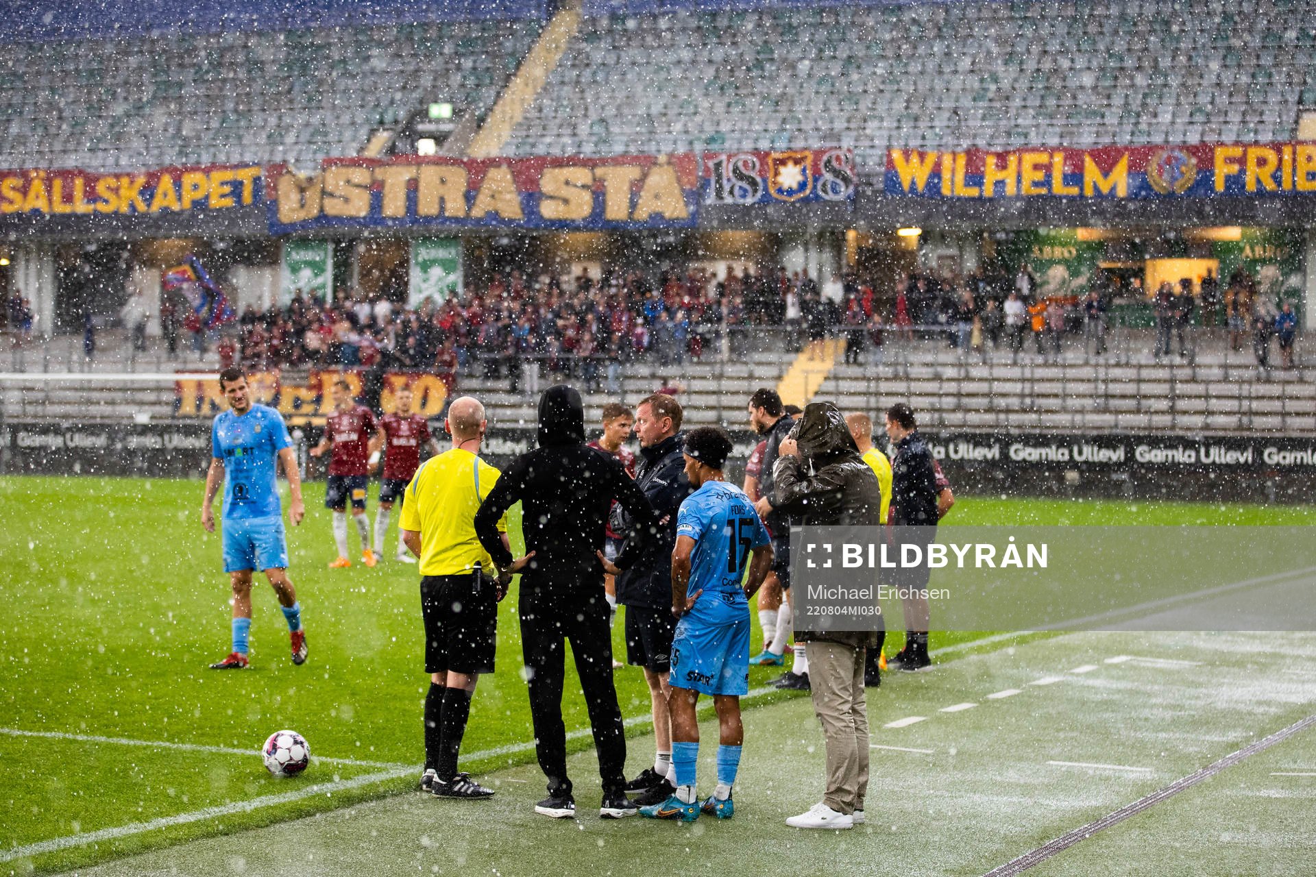Domare Per Melin i samspråk med Örgrytes tränare Brynjar Gunnarsson och AFC Eskilstunas tränare Jawad Al Jebouri efter att ha avbrutit fotbollsmatchen pga regnet i Superettan mellan Örgryte och AFC Eskilstuna den 4 augusti 2022 i Göteborg.