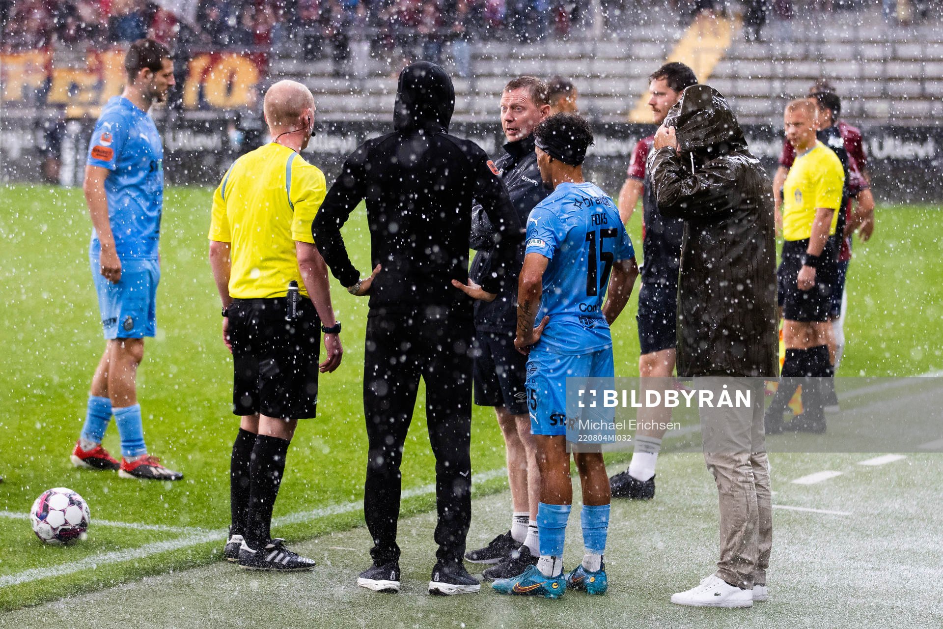 Domare Per Melin i samspråk med Örgrytes tränare Brynjar Gunnarsson och AFC Eskilstunas tränare Jawad Al Jebouri efter att ha avbrutit fotbollsmatchen i Superettan mellan Örgryte och AFC Eskilstuna pga regnet den 4 augusti 2022 i Göteborg.