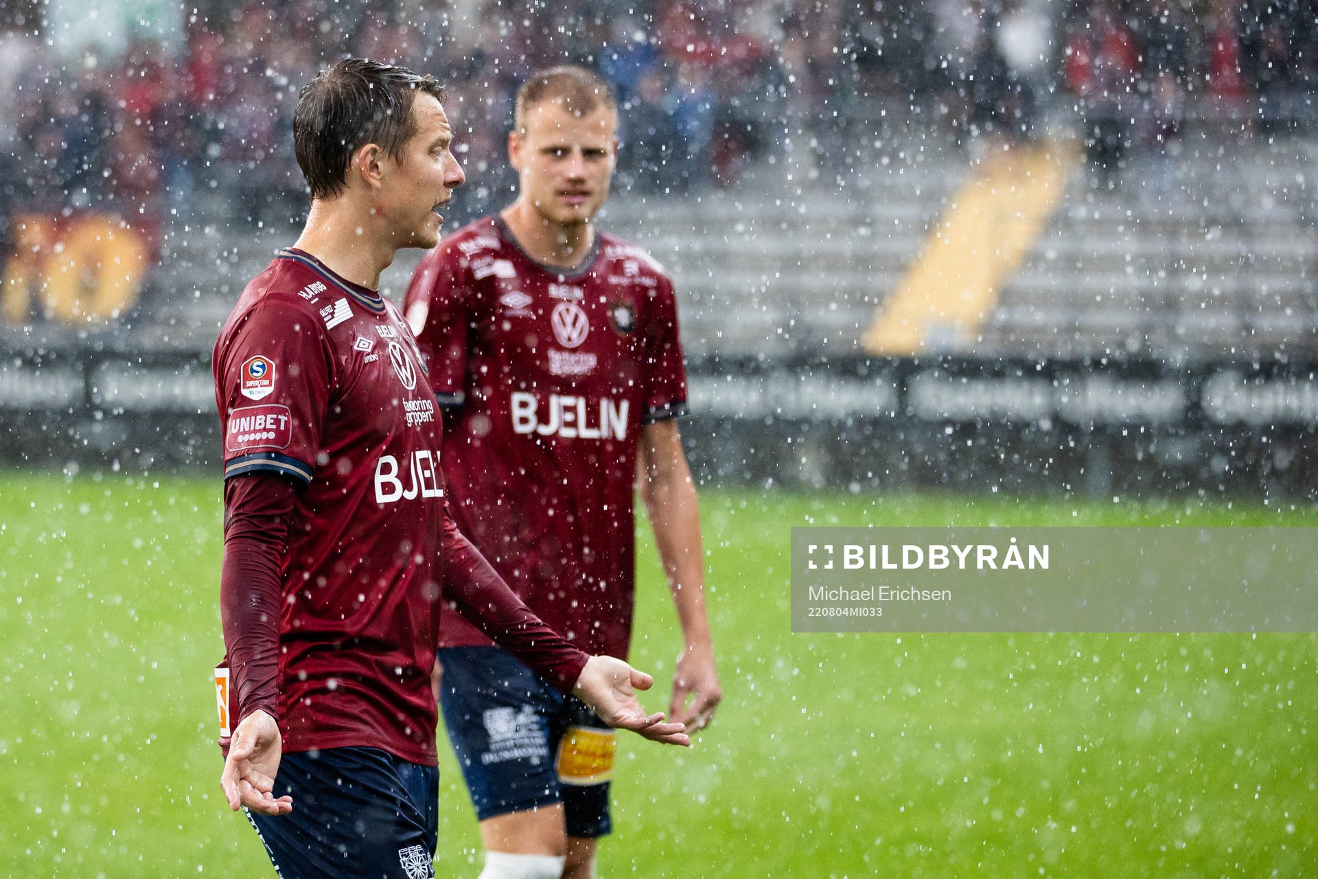 Örgrytes Viktor Lundberg och Elias Gustafson lämnar planen