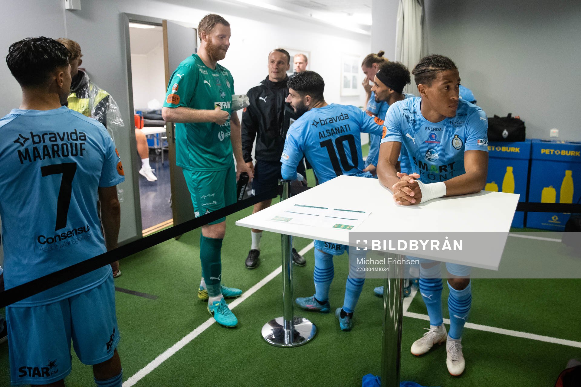 AFC Eskilstunas spelare i väntan på avspark i fotbollsmatchen i Superettan mellan Örgryte och AFC Eskilstuna den 4 augusti 2022 i Göteborg.