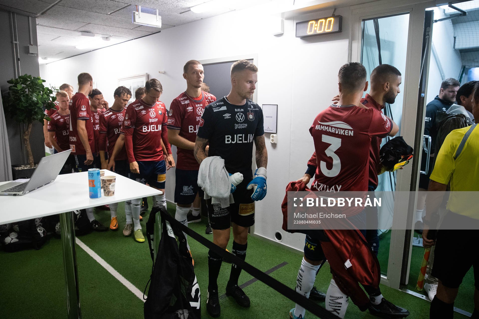 Örgrytes spelare i väntan på avspark i  fotbollsmatchen