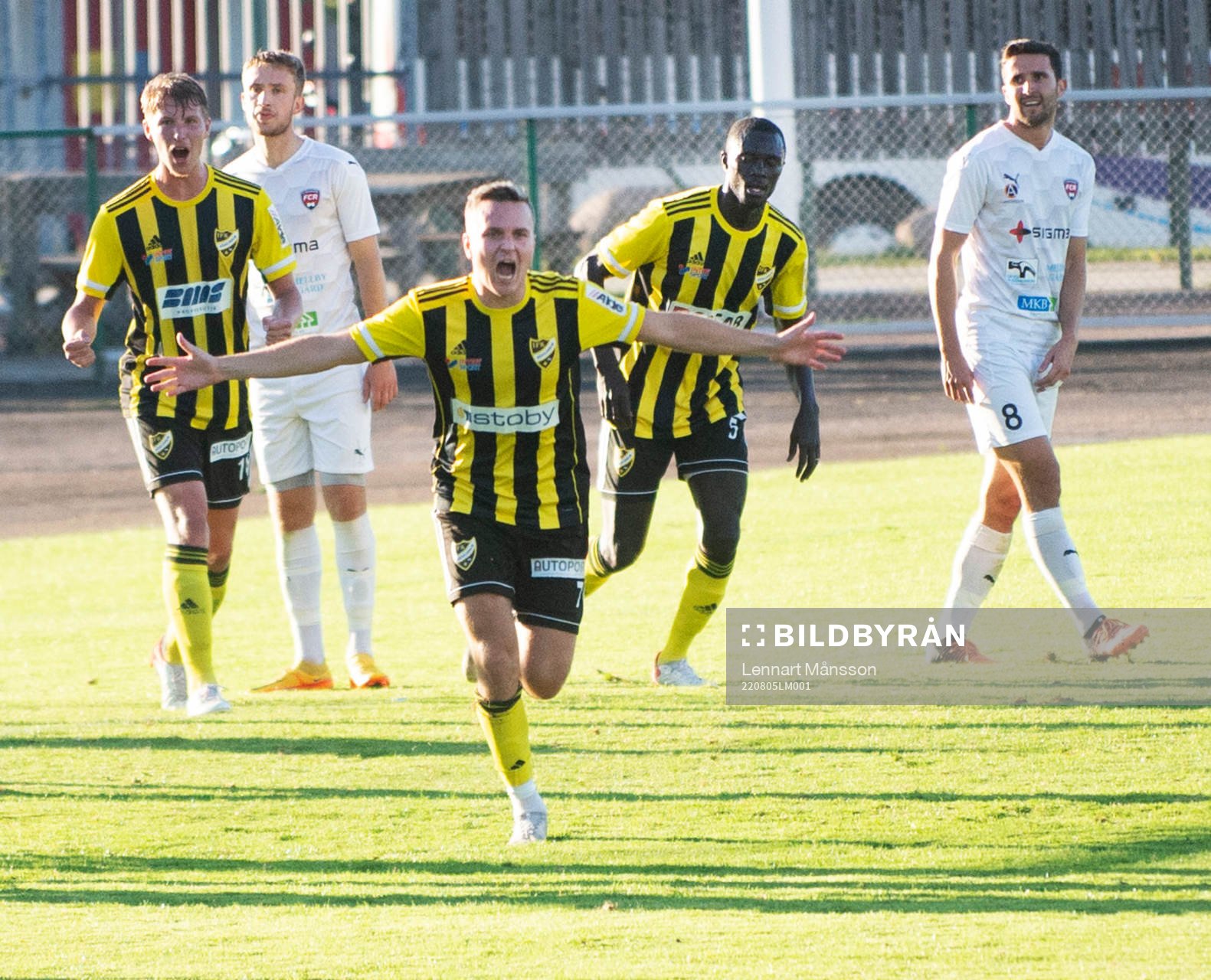 IFK Hässleholms Danny Gunnarsson nickar in 1-2 i matchen i