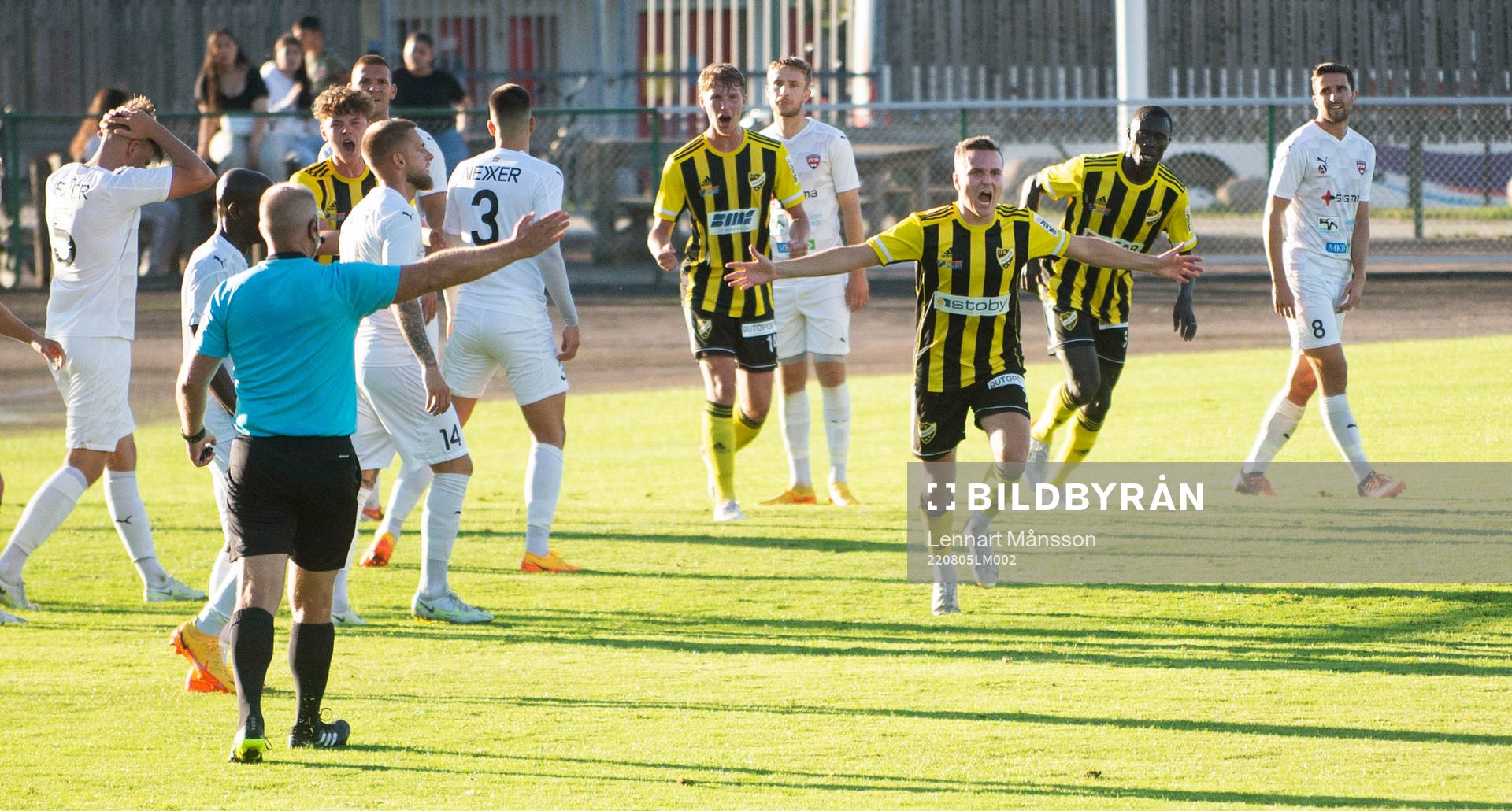 IFK Hässleholms Danny Gunnarsson nickar in 1-2 i matchen i