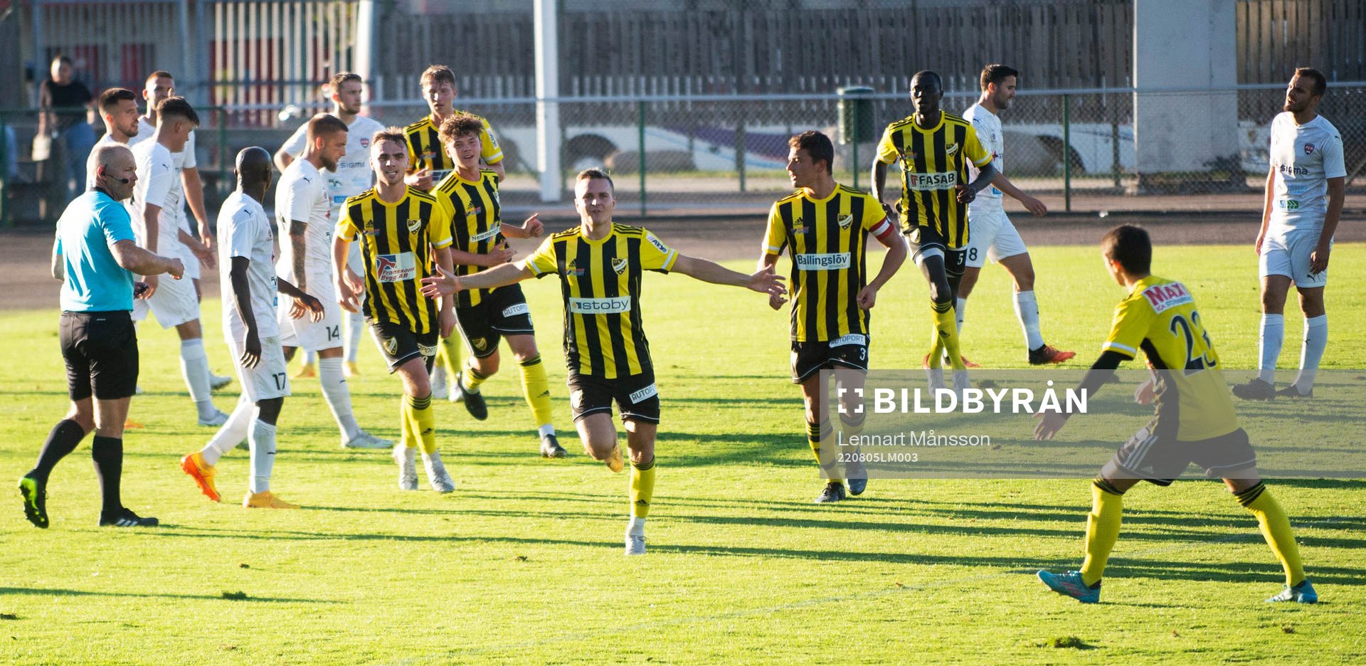 IFK Hässleholms Danny Gunnarsson nickar in 1-2 i matchen i