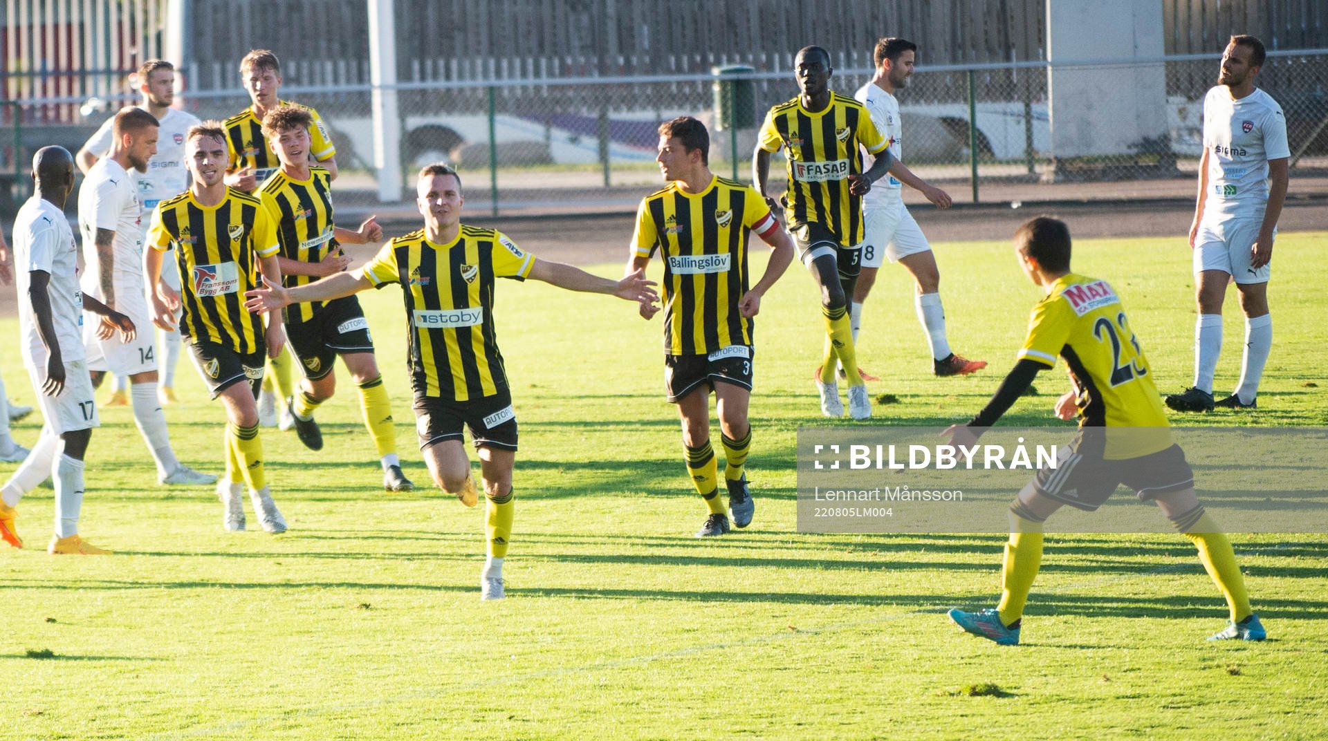 IFK Hässleholms Danny Gunnarsson nickar in 1-2 i matchen i