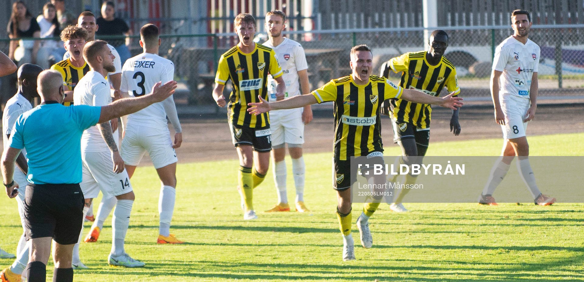 IFK Hässleholms Danny Gunnarsson nickar in 1-2 i matchen i