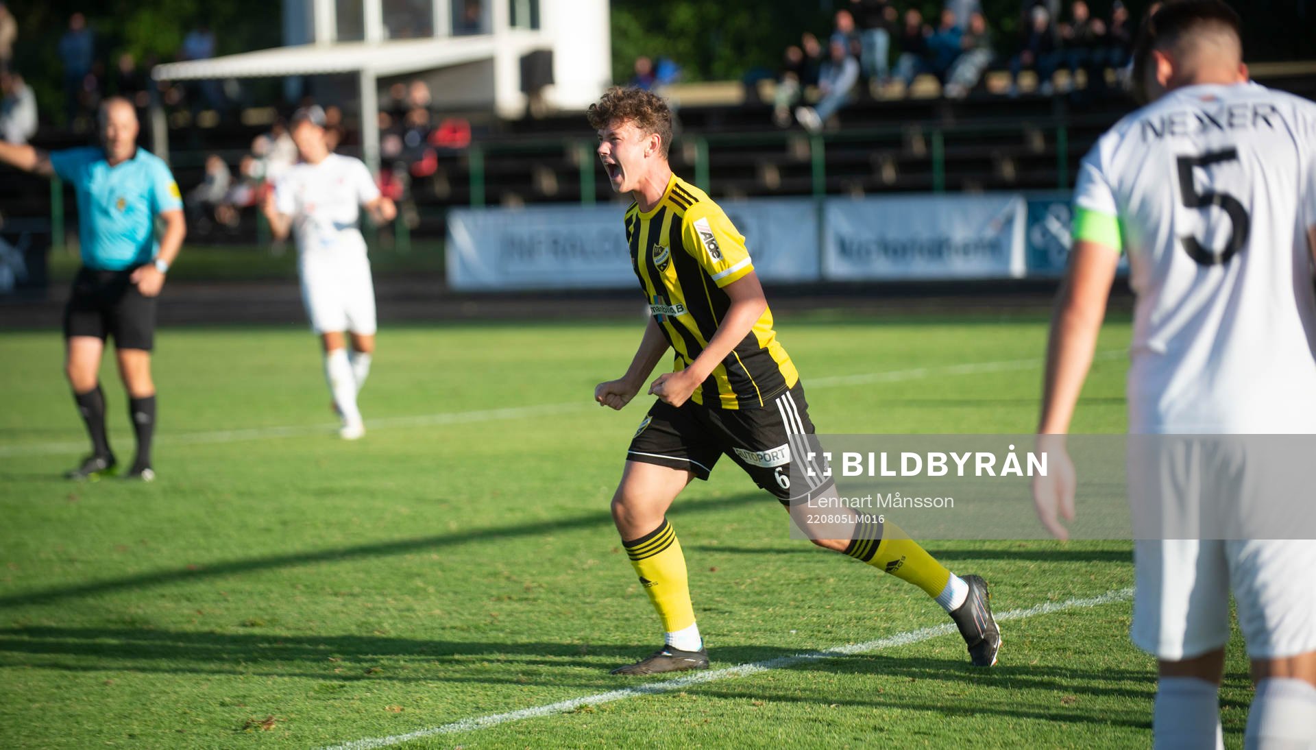 IFK Hässleholms Max Nilsson har gjort 0-1 och jublar i