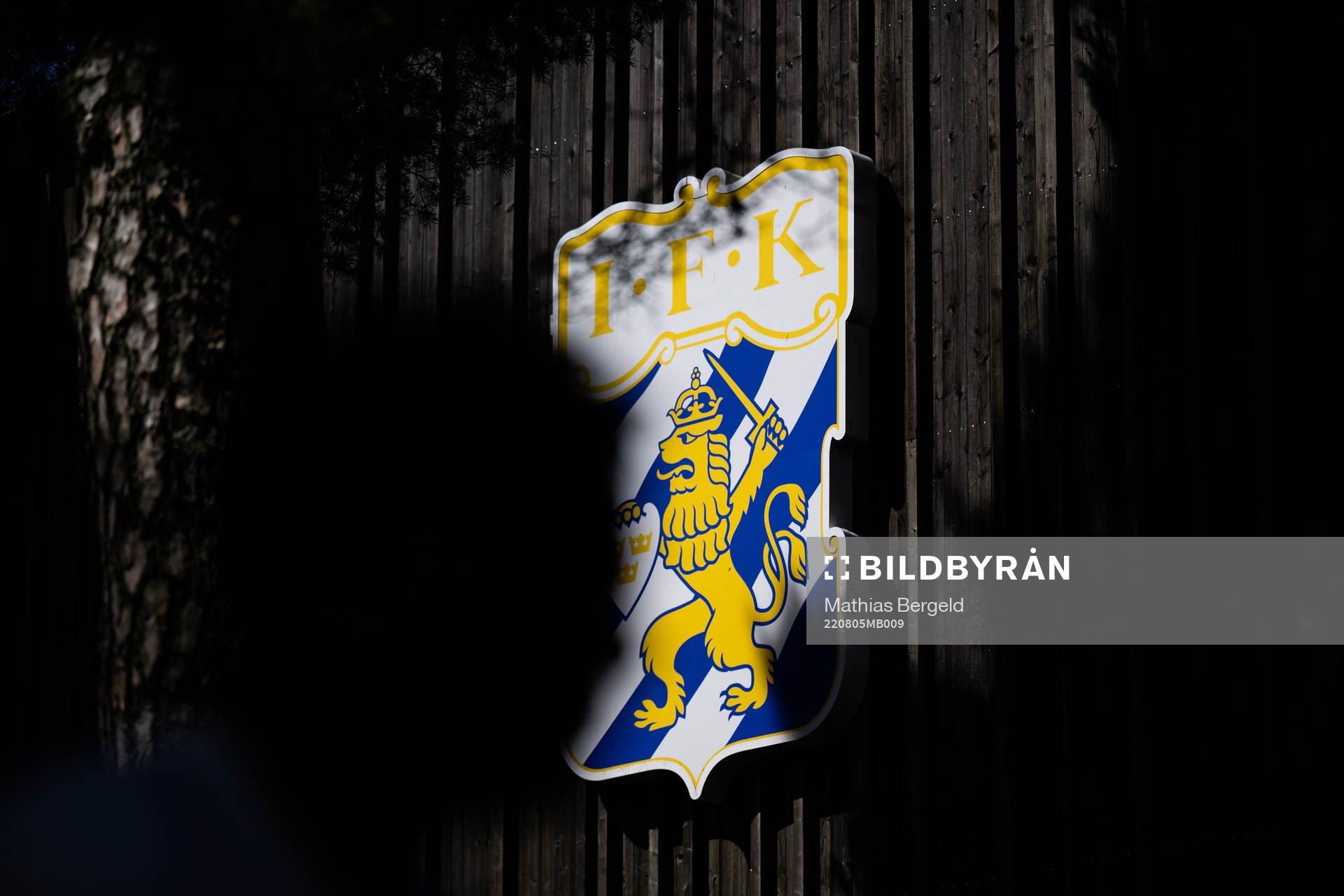 IFK Göteborgs klubbmärke på Kamratgården under en intervju med Saidu Salisu den 5 augusti 2022 i Göteborg. 